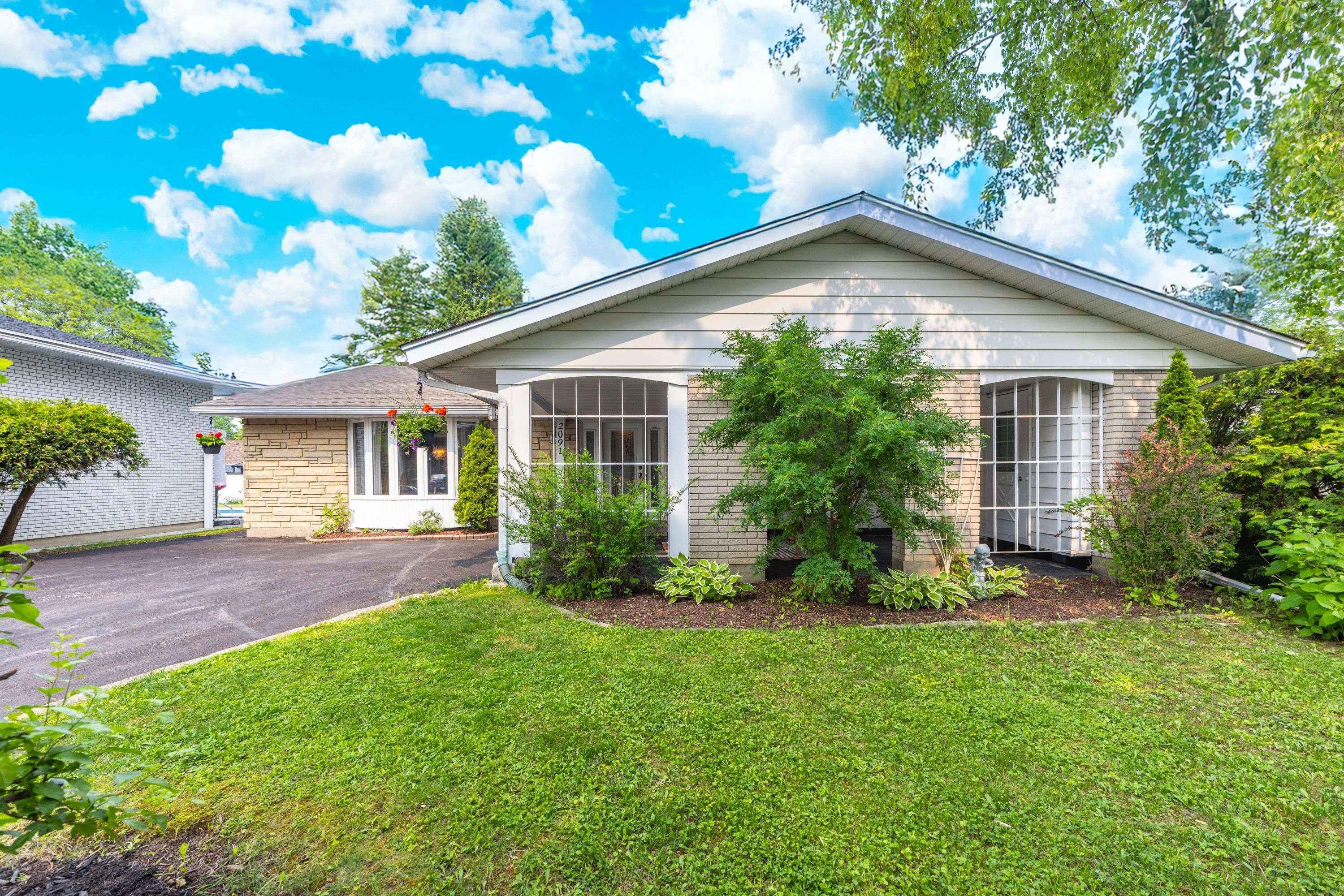 Elmvale Acres And Area, ON K1G 1B9,2091 Tawney RD