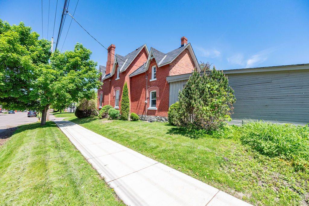 Pembroke, ON K8A 3G9,242 Supple ST