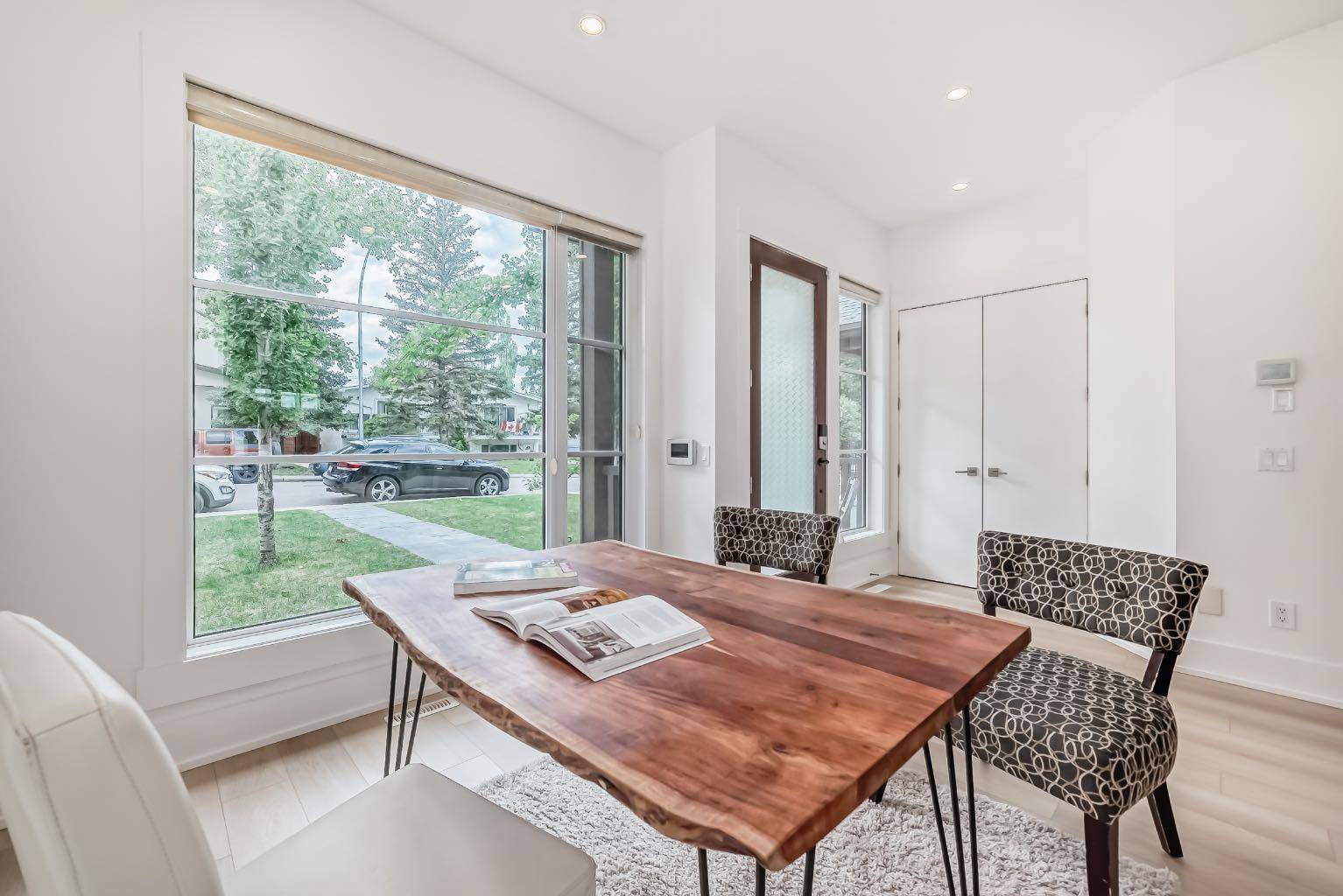 Calgary, AB T3E 3J6,2838 40 ST SW
