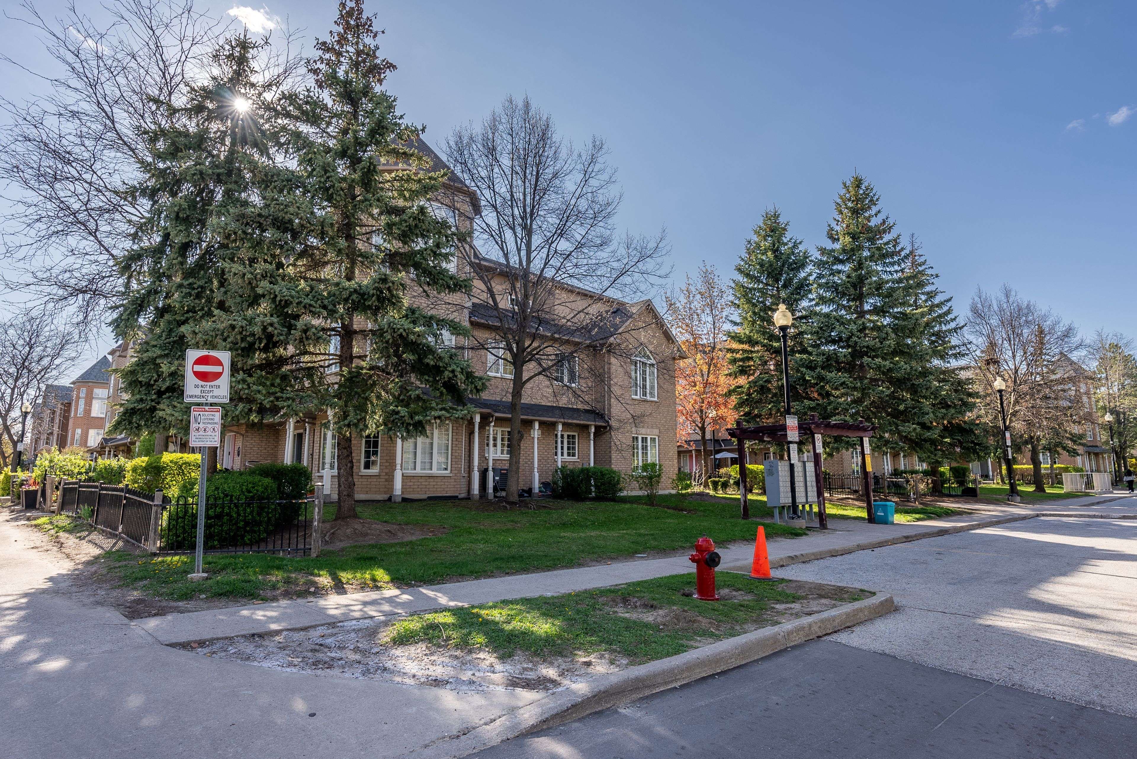Markham, ON L3R 4G4,23 St Moritz WAY #16