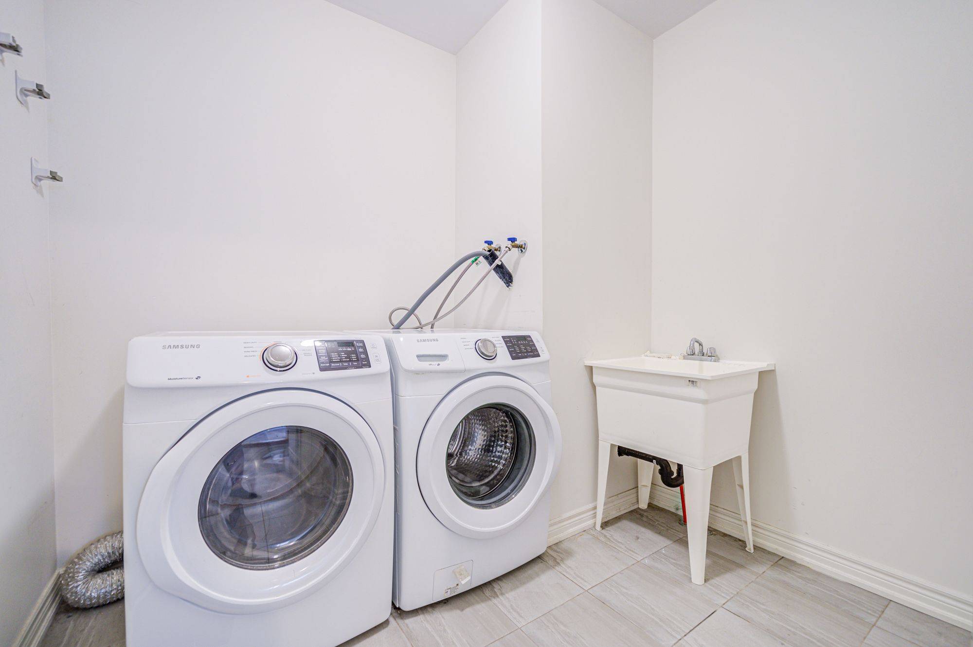 Oshawa, ON L1K 0Y4,1161 Nugent CT