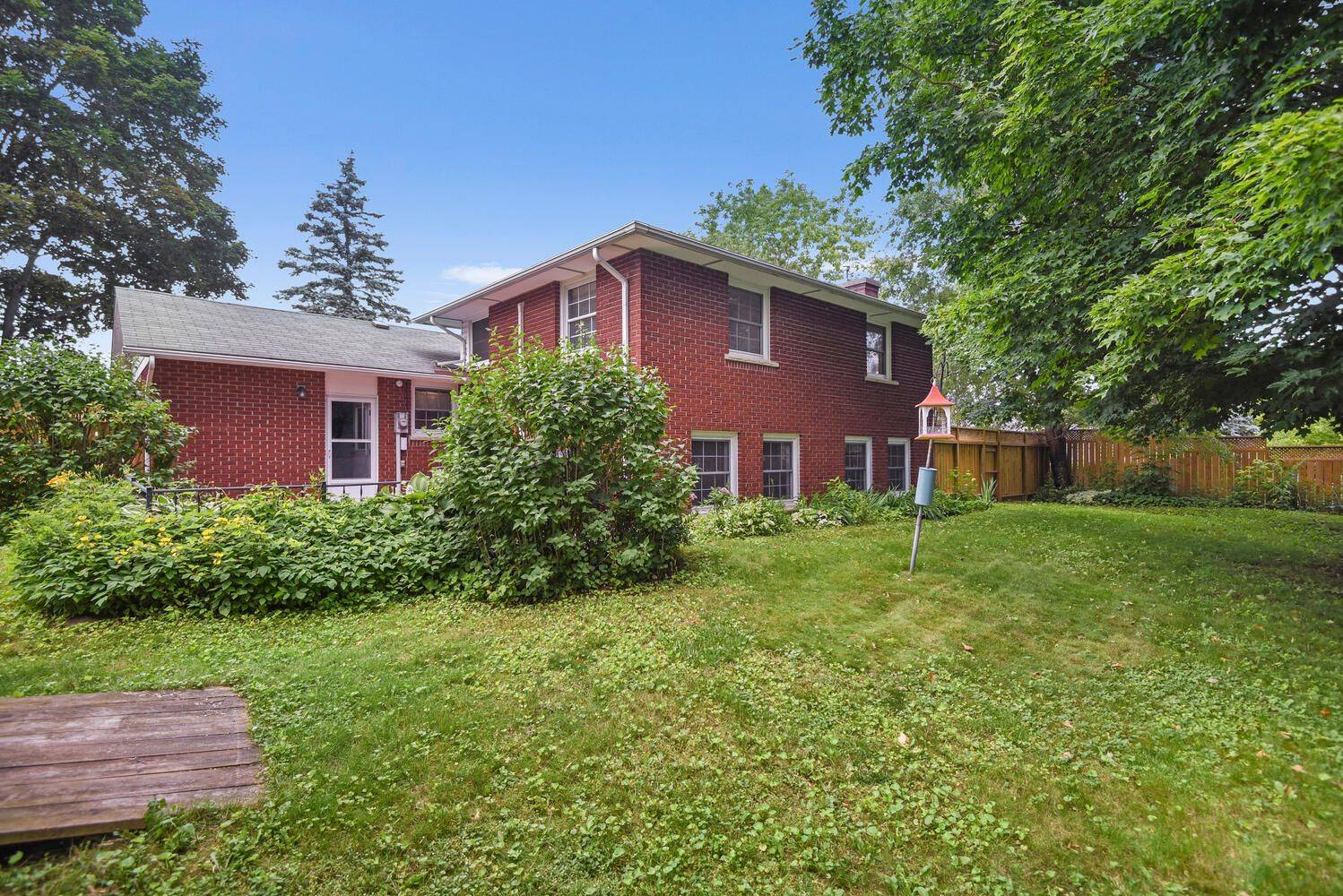 Brockville, ON K6V 5Y9,342 Abbott ST W