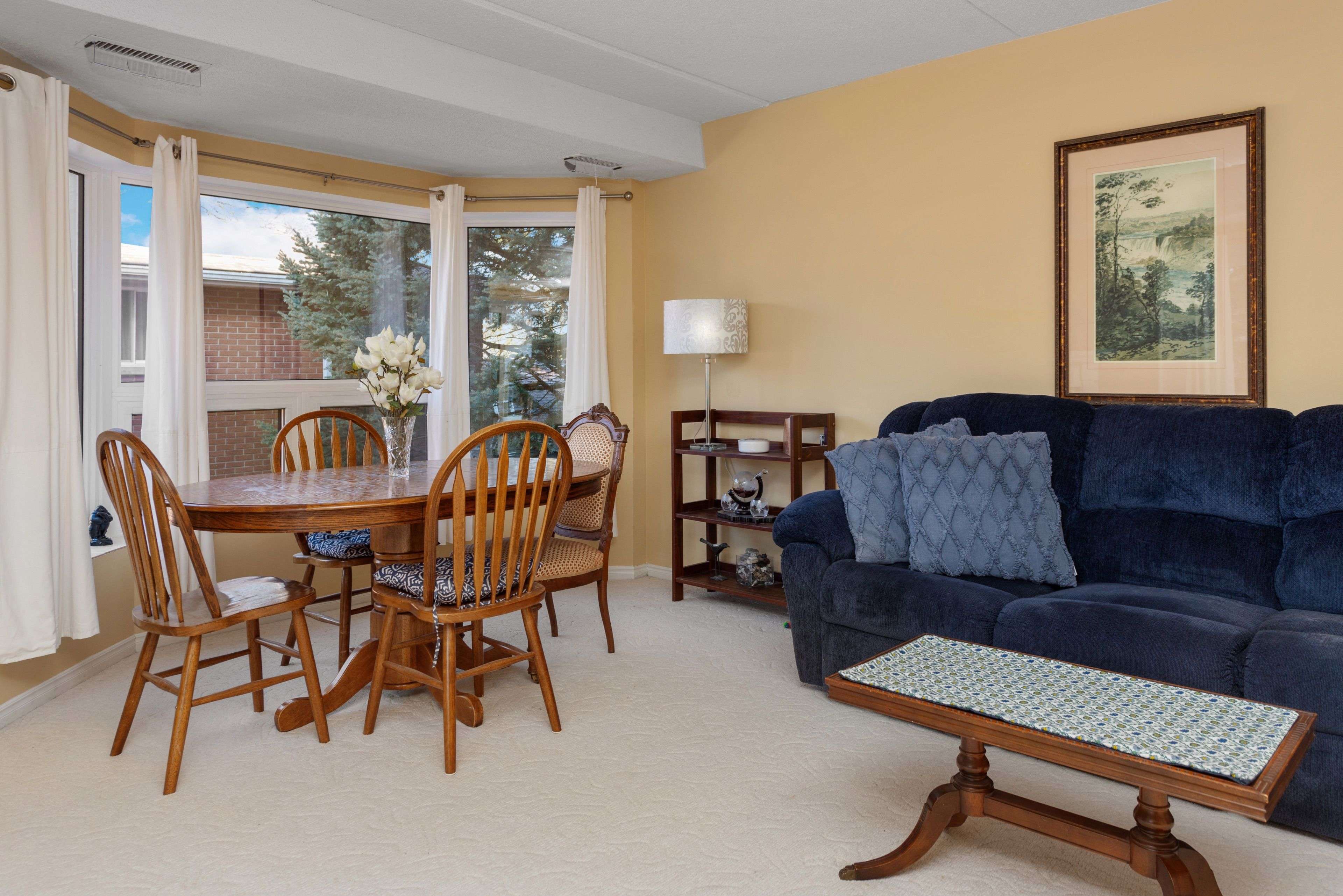 Niagara Falls, ON L2J 1B3,6704 Thorold Stone RD #206