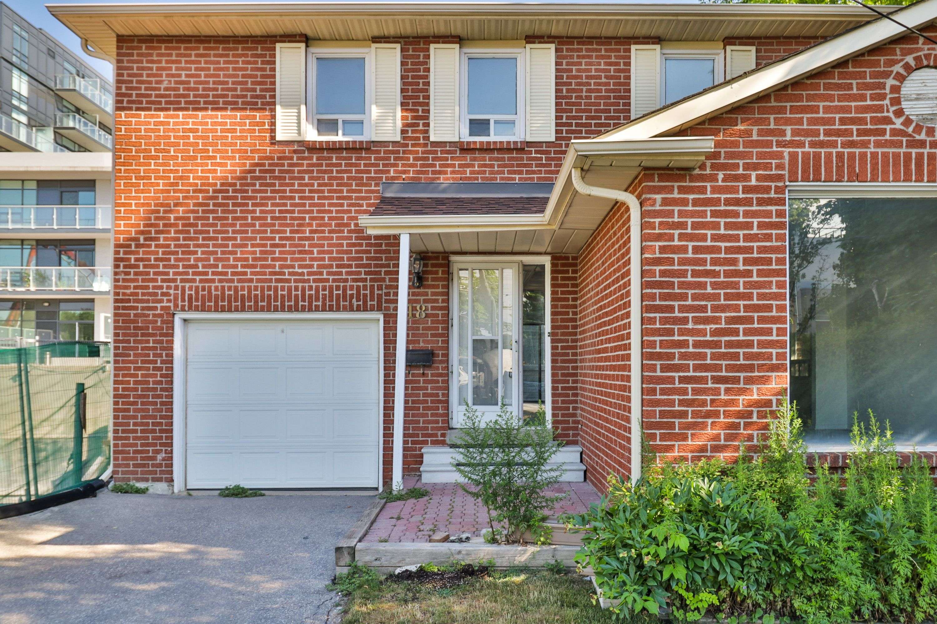 Toronto C15, ON M2K 1A7,18 Dervock CRES