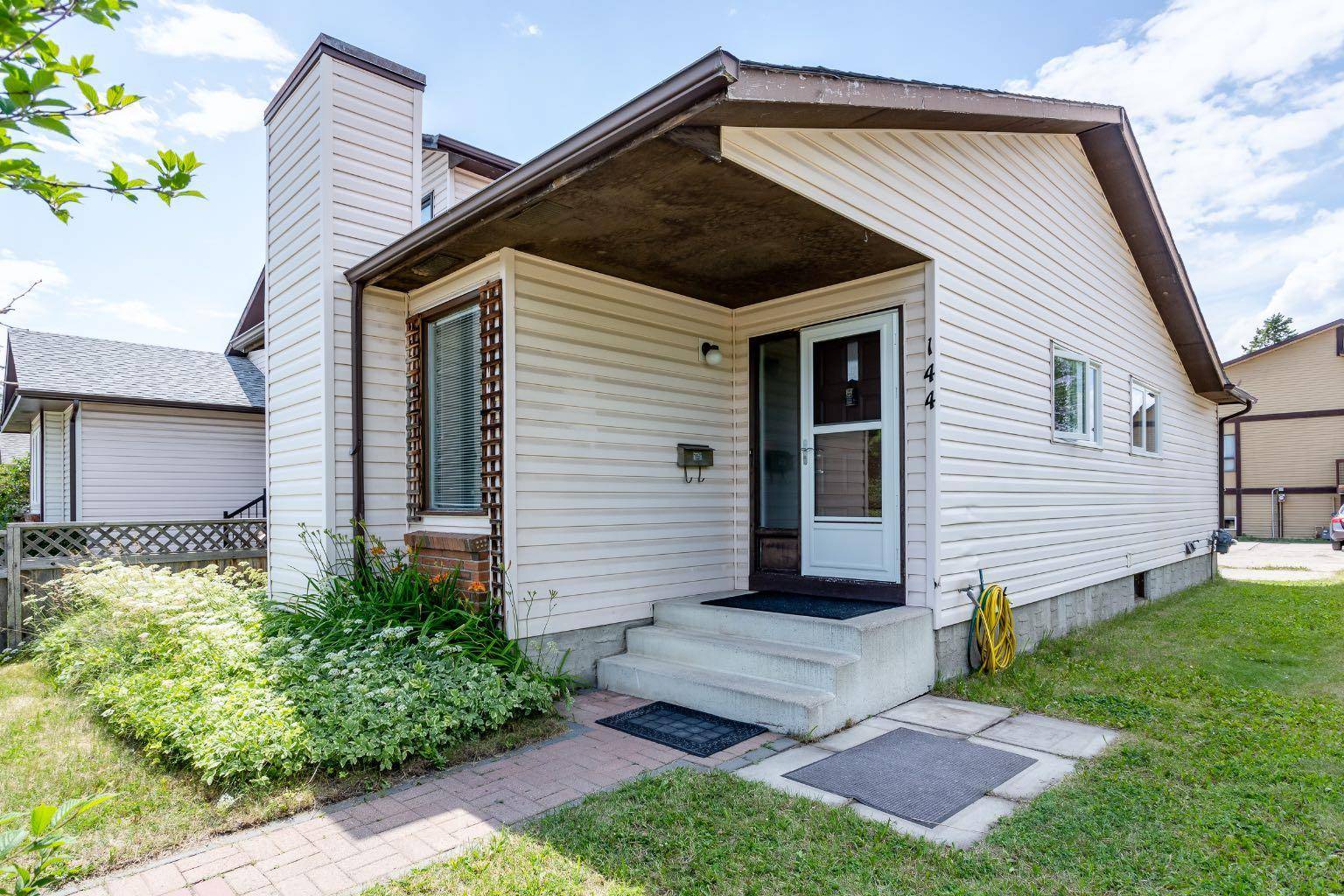 Calgary, AB T2J 6K3,144 Deerview WAY SE
