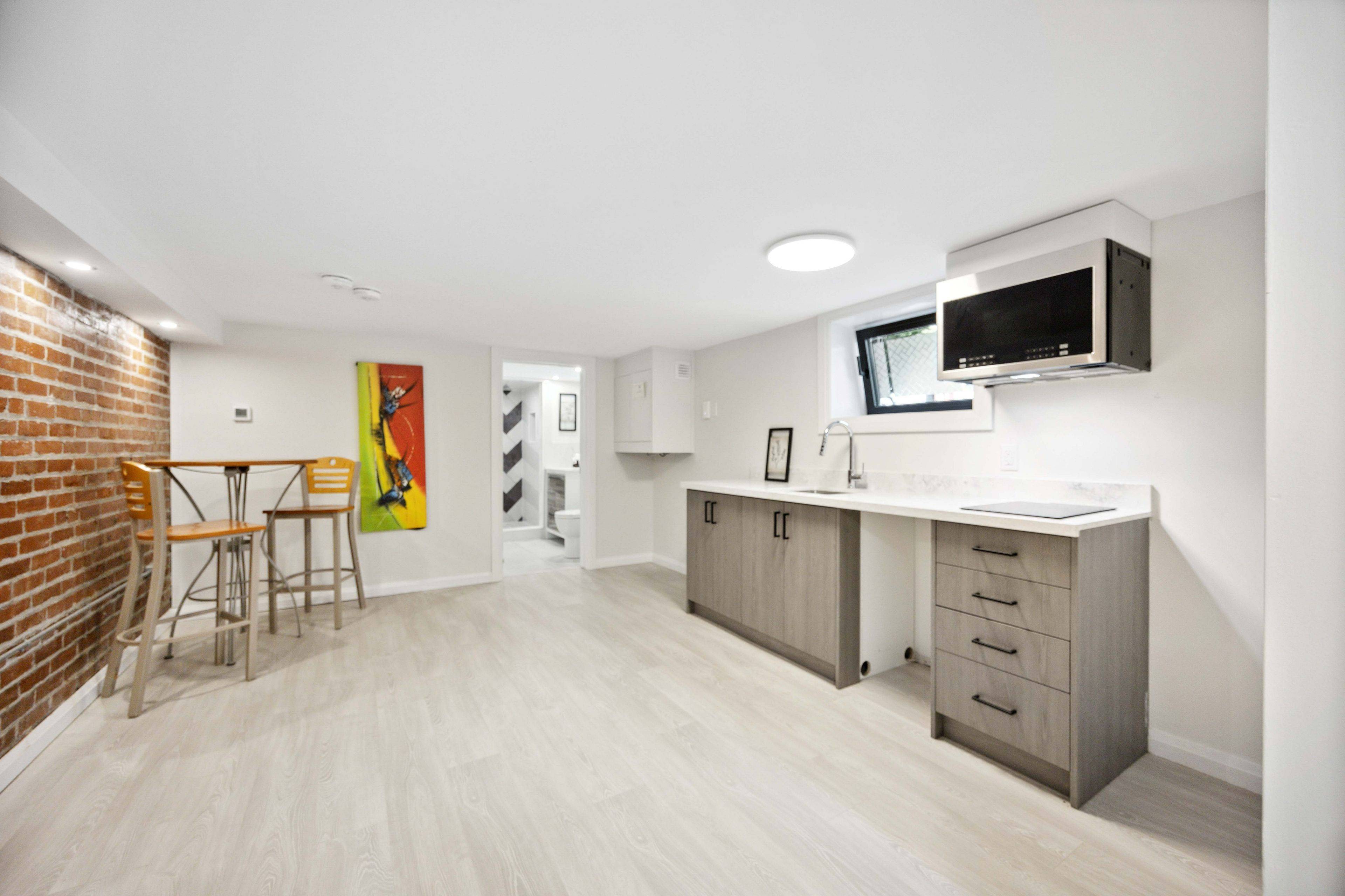 Toronto C09, ON M4T 1T9,27 Glen Elm AVE #4