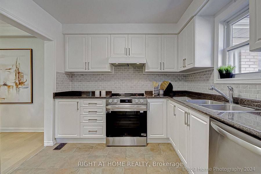 Toronto C13, ON M4A 2K2,28 wyndcliff CRES