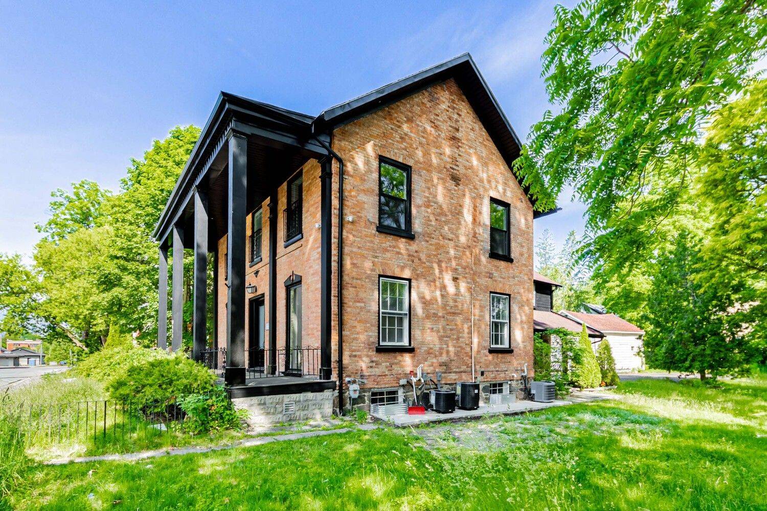 Newmarket, ON L3Y 1M9,457 D'Arcy ST #3