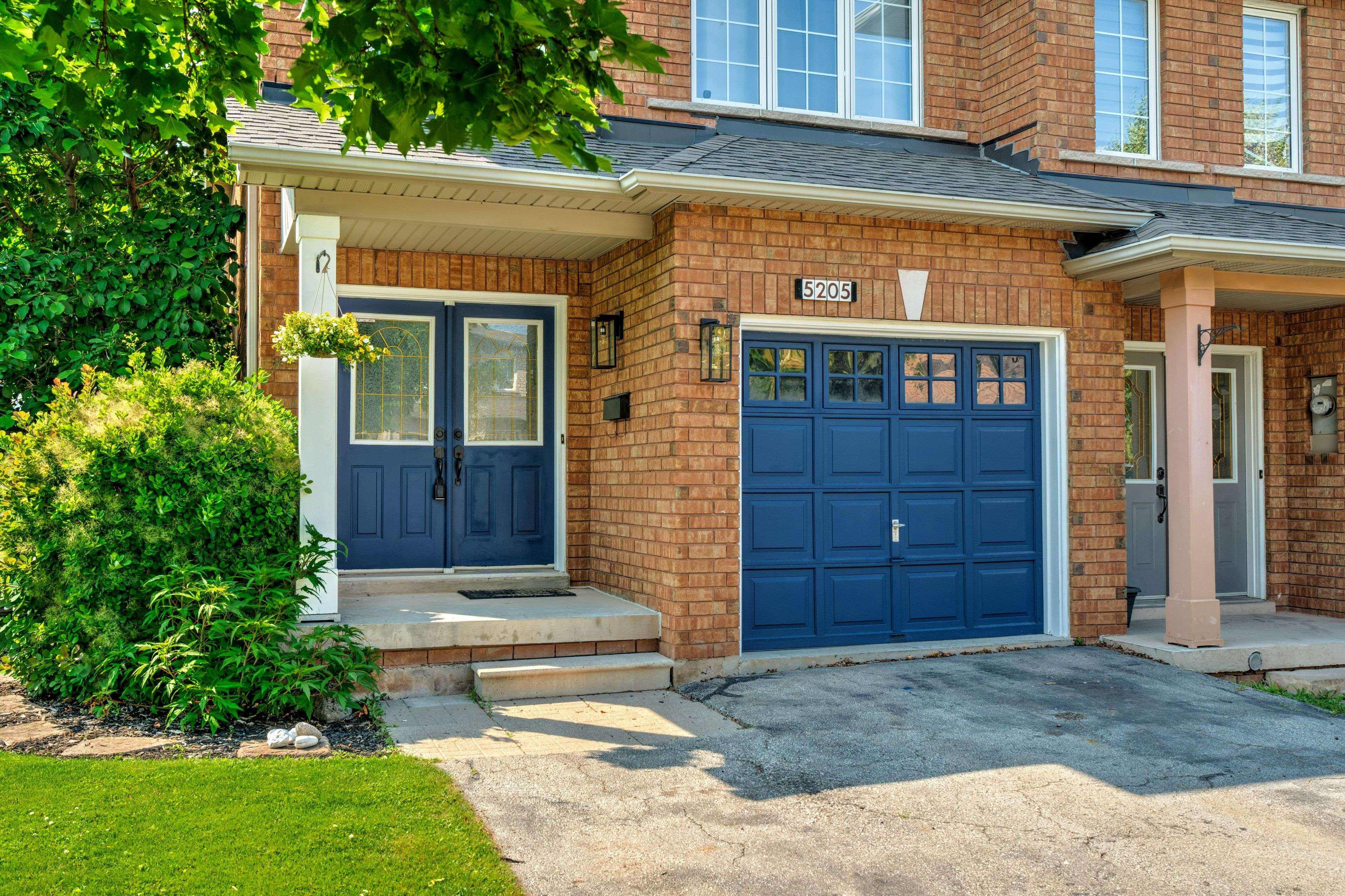 Burlington, ON L7L 6R4,5205 THORNBURN DR