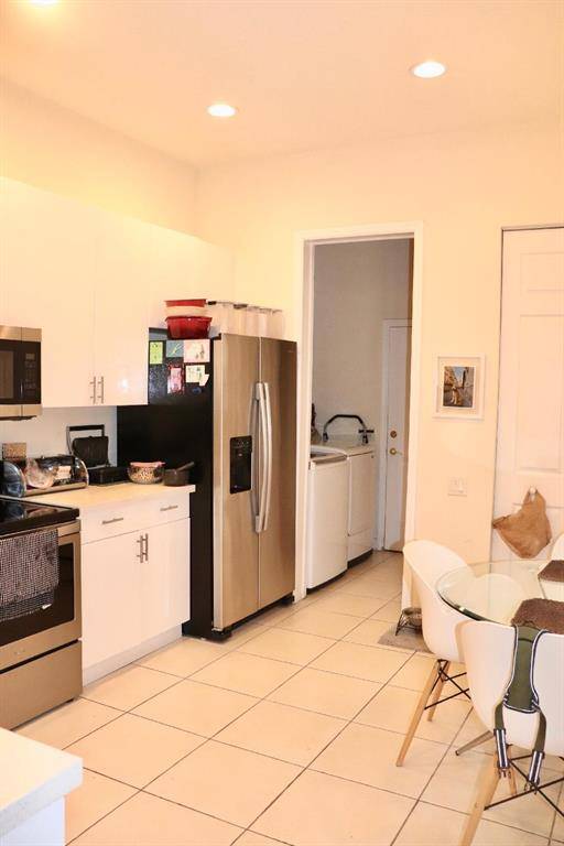 Hollywood, FL 33019,886 Spinnaker Dr