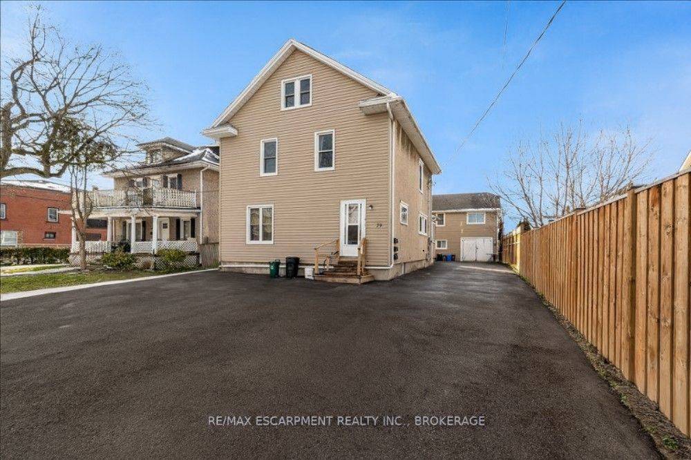 Welland, ON L3B 2S9,79 Burgar ST