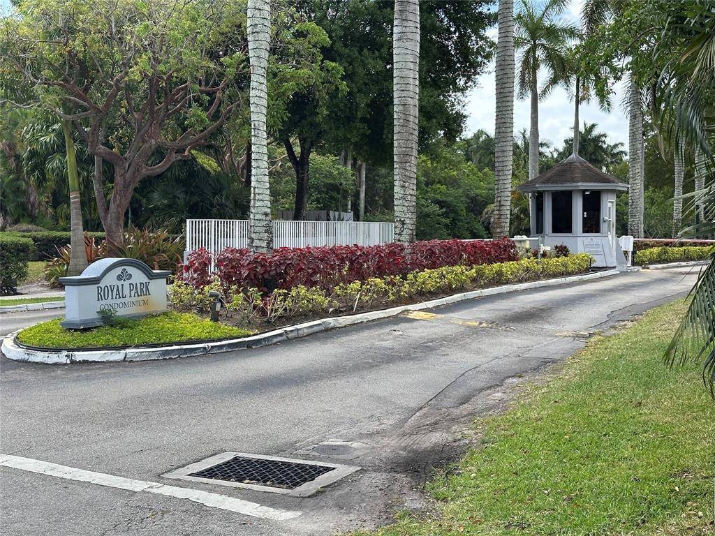 Oakland Park, FL 33309,117 Royal Park Dr #1F