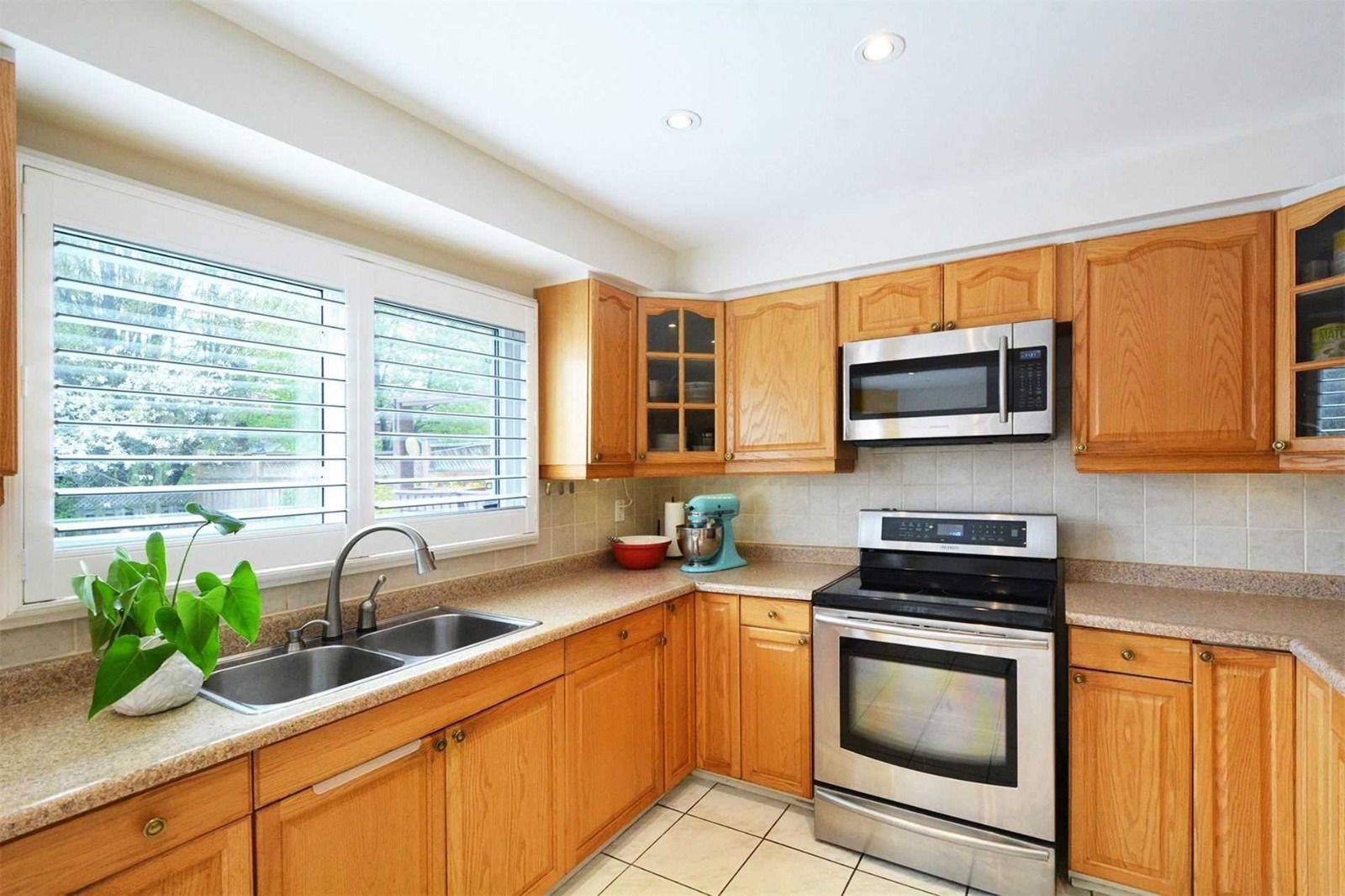 Oakville, ON L6M 1W8,1380 Windrush DR