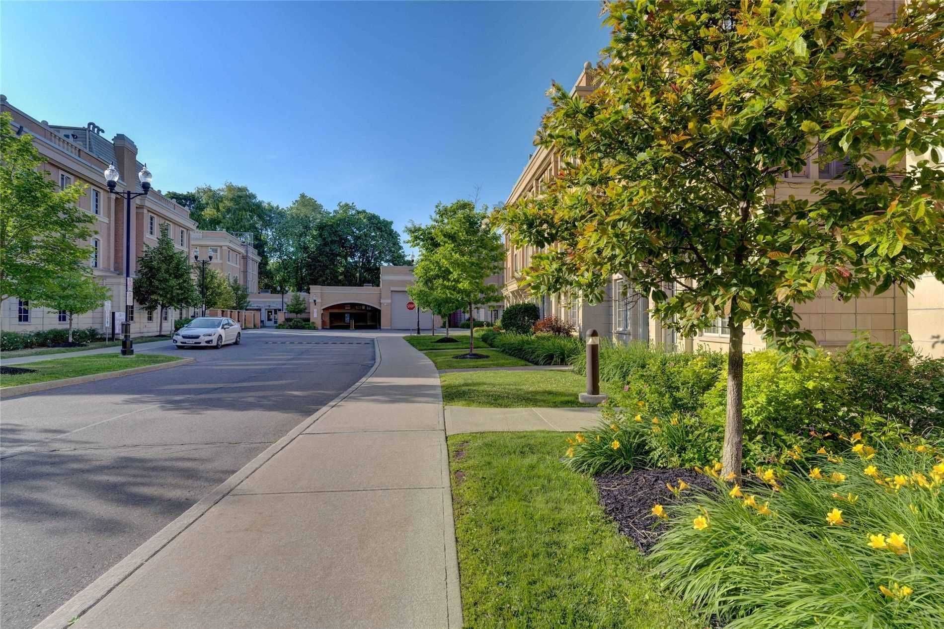 Toronto C12, ON M4N 0A4,20 Hargrave LN #12