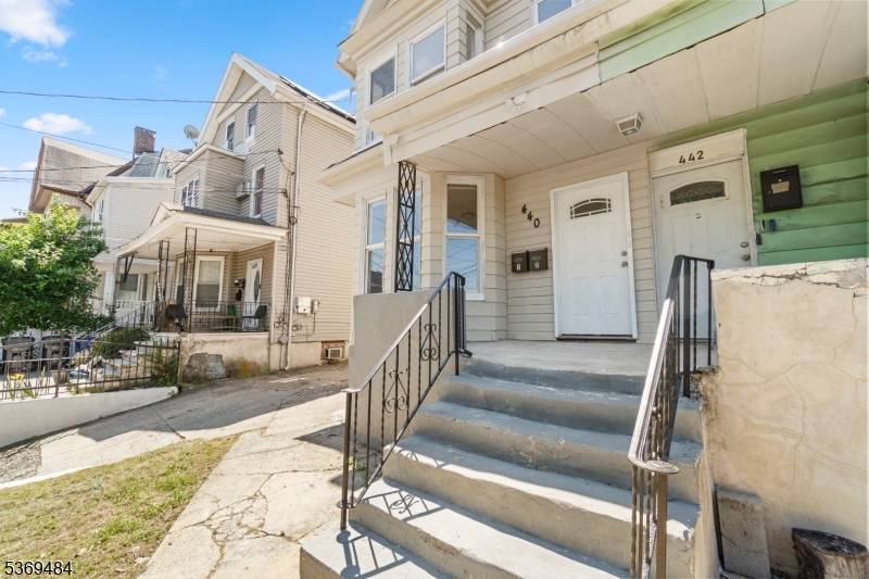 Newark City, NJ 07104,440 Summer Ave