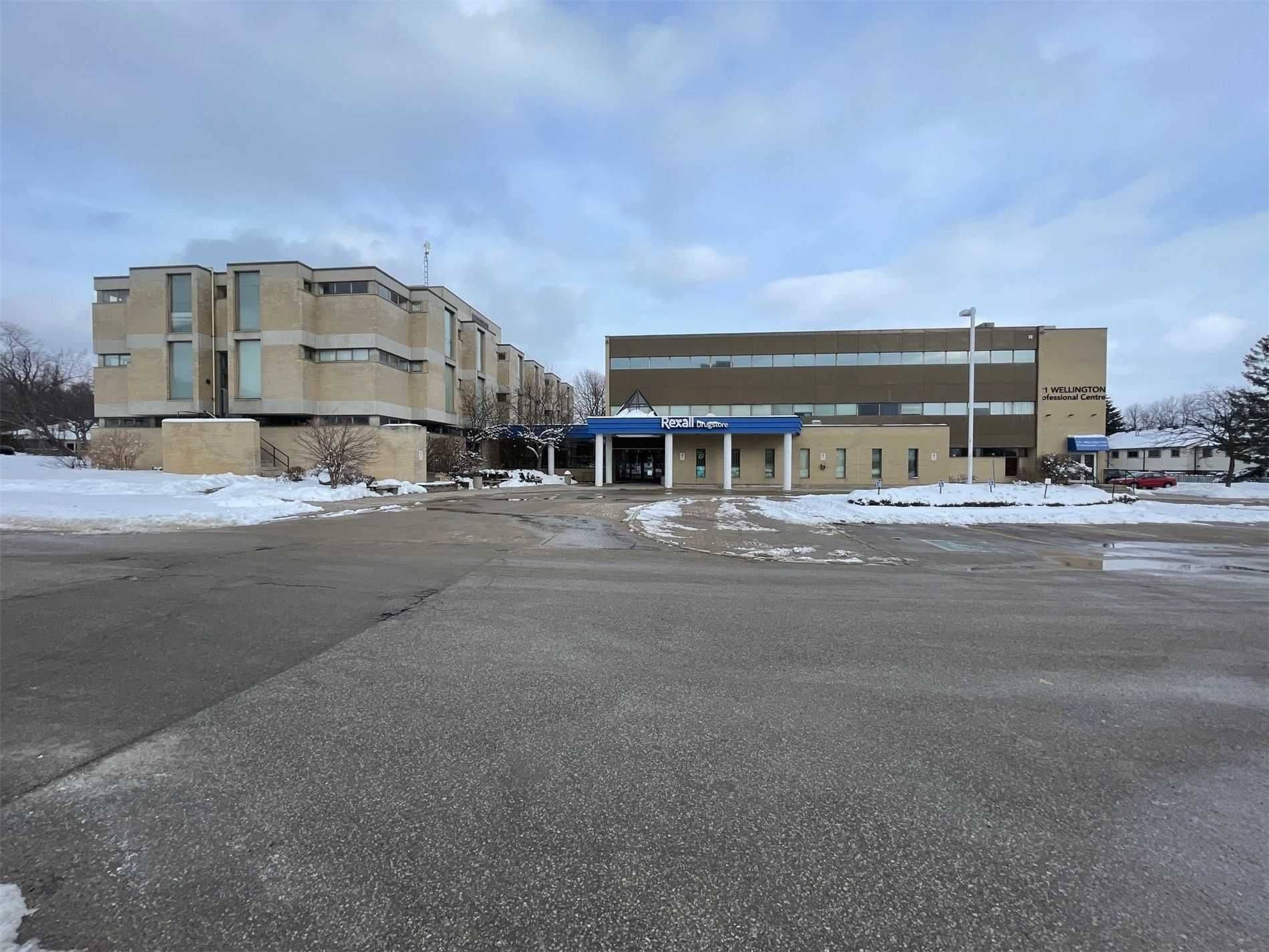 Barrie, ON L4N 1L2,121 Wellington ST W #115