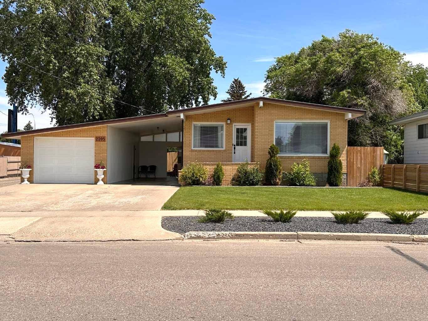 Medicine Hat, AB T1A 3S2,2205 15 AVE SE