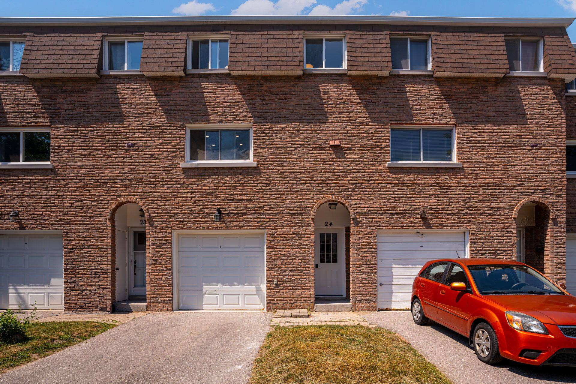 Toronto E10, ON M1C 2A8,121 Centennial RD #24