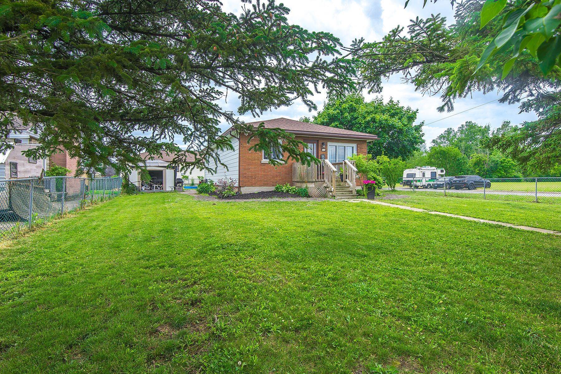 Welland, ON L3C 5M5,574 Broadway ST