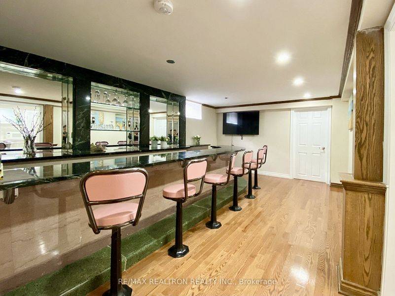 Toronto E09, ON M1P 4M5,21 Cora CRES #Lwr Fl