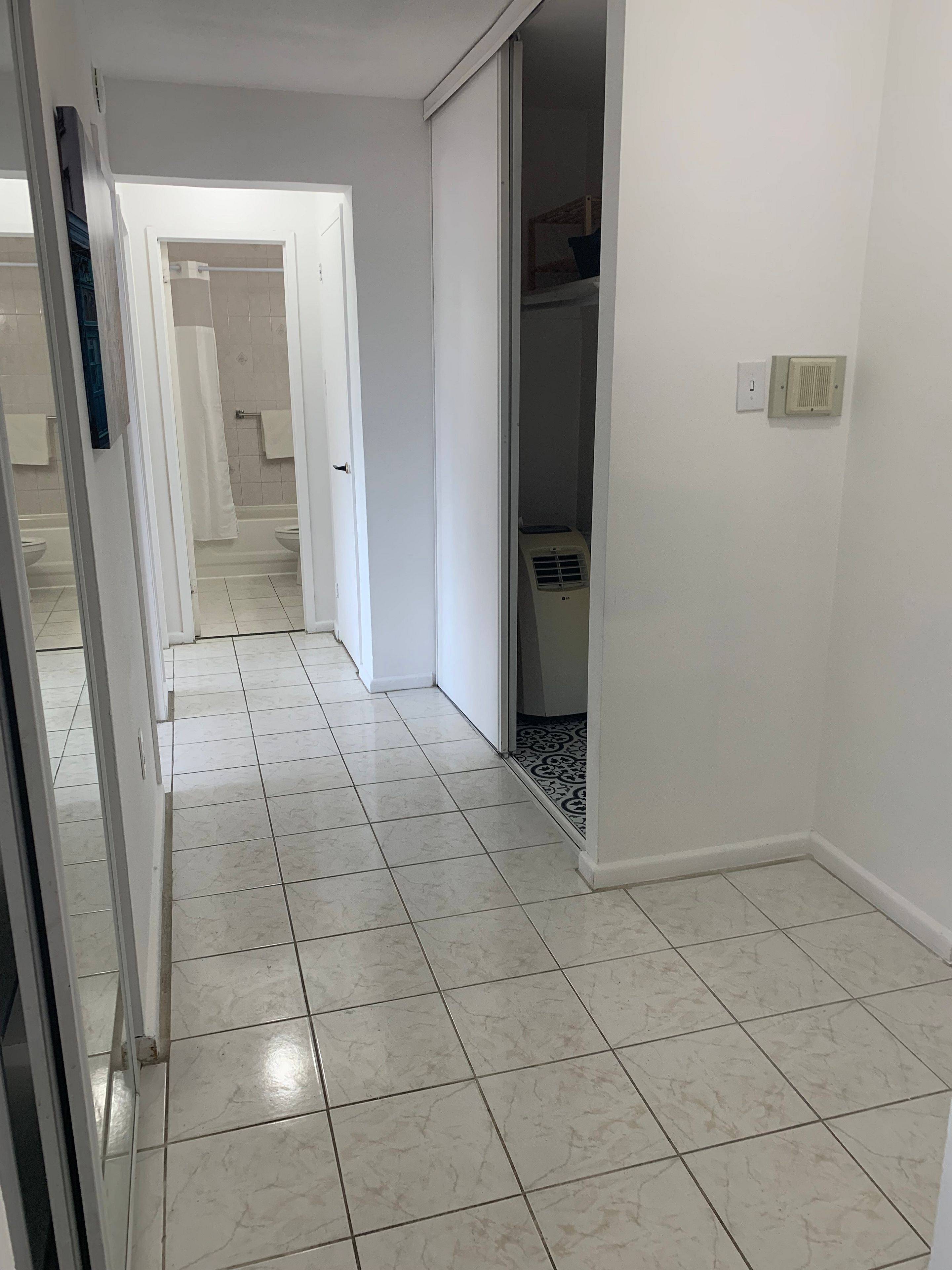 Toronto C11, ON M3C 2Z1,100 Leeward Glenway #402