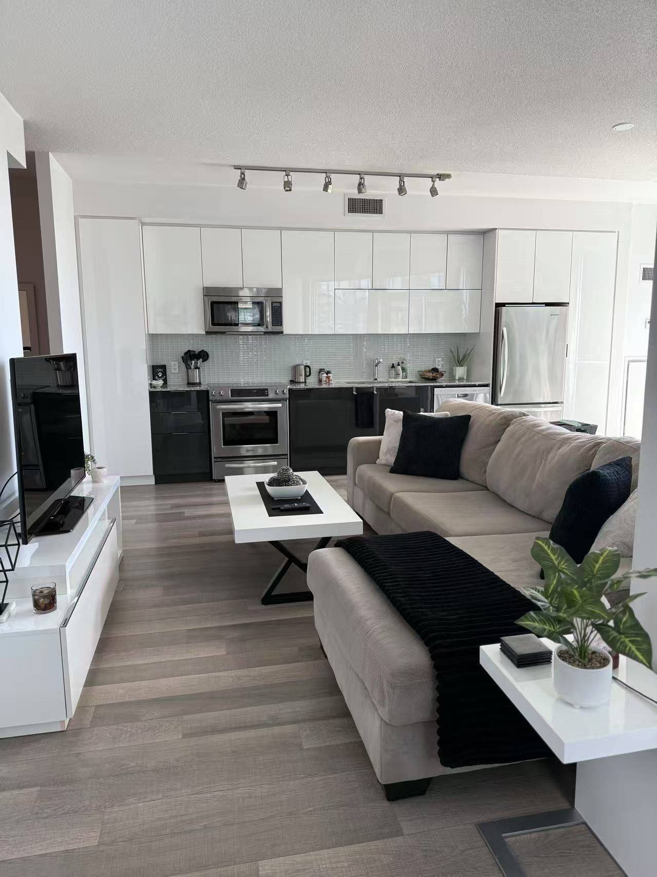 Toronto W06, ON M8V 0A3,80 Marine Parade DR #806