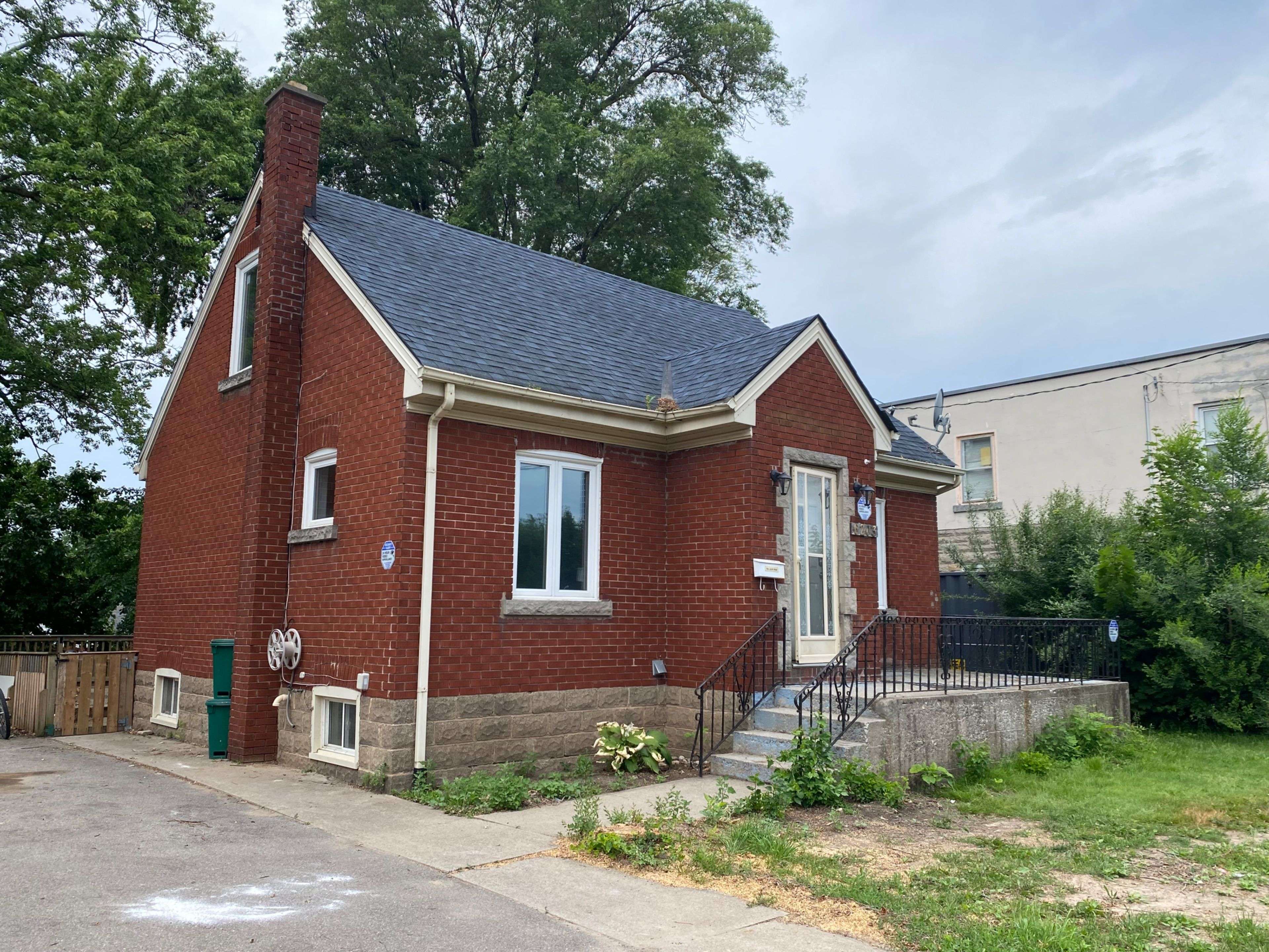 Niagara Falls, ON L2G 6A5,6203 Main ST
