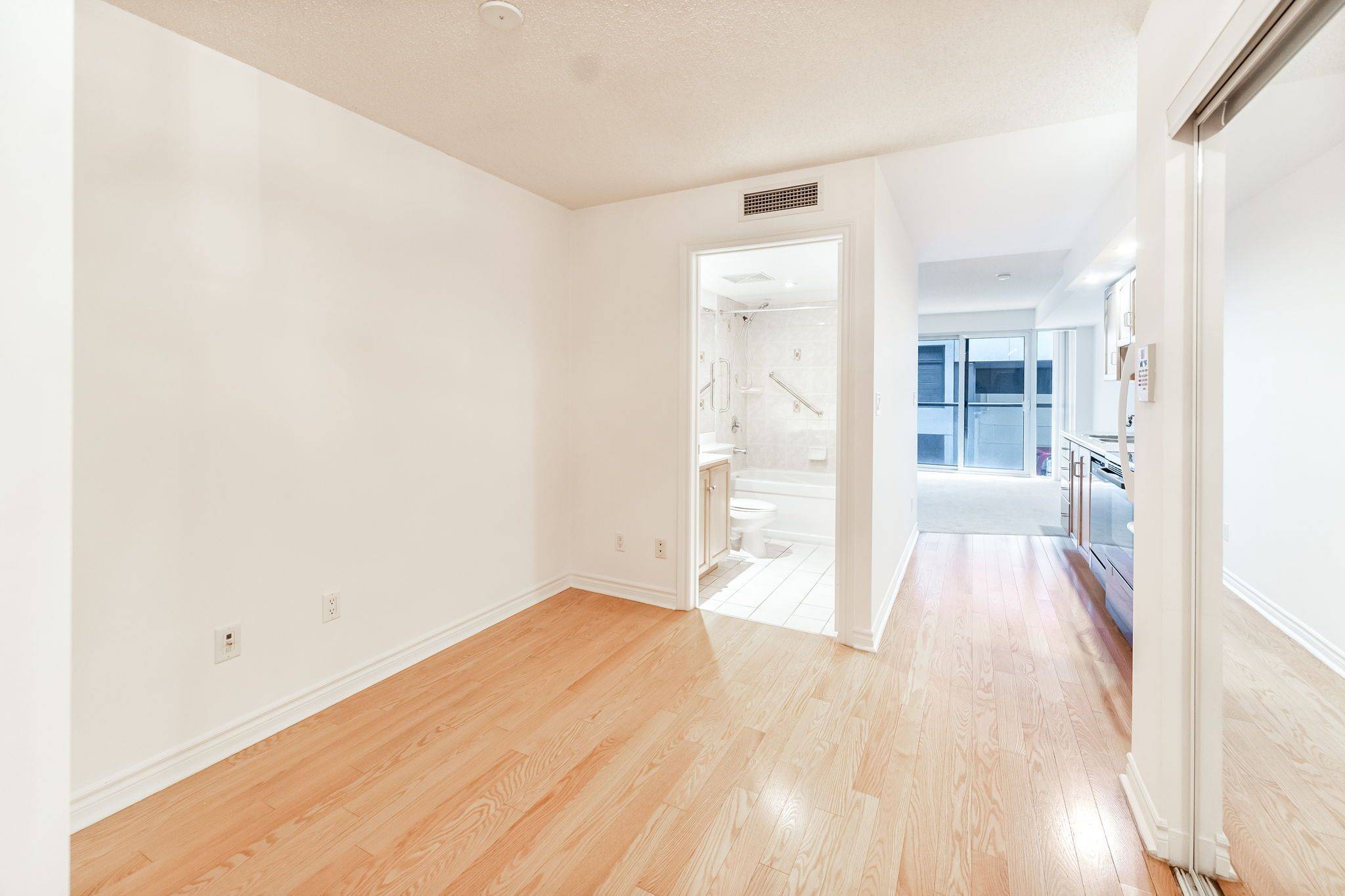 Toronto C01, ON M5V 3P5,270 Wellington ST W #222