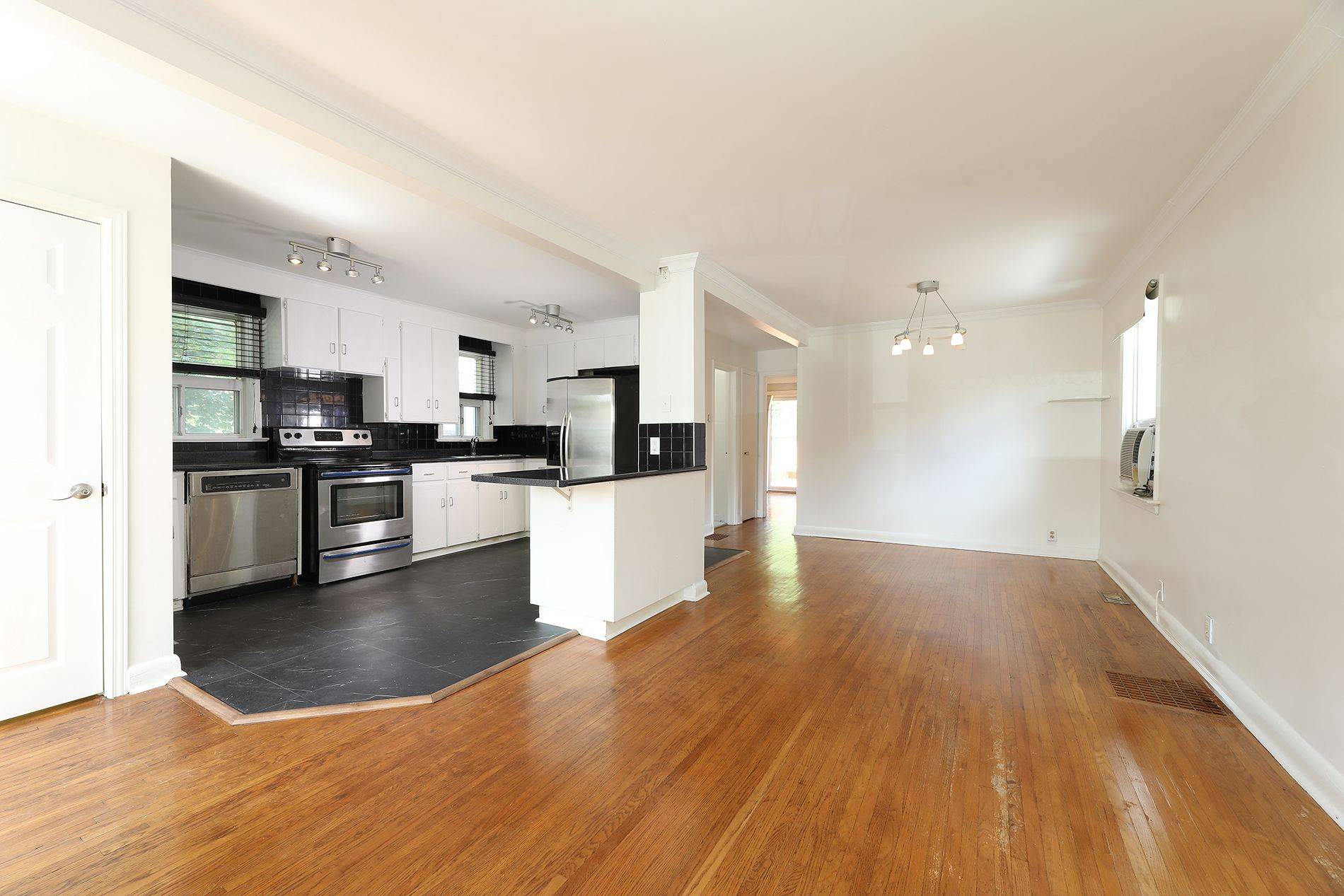 Toronto E06, ON M1N 3N9,147 Haslam ST