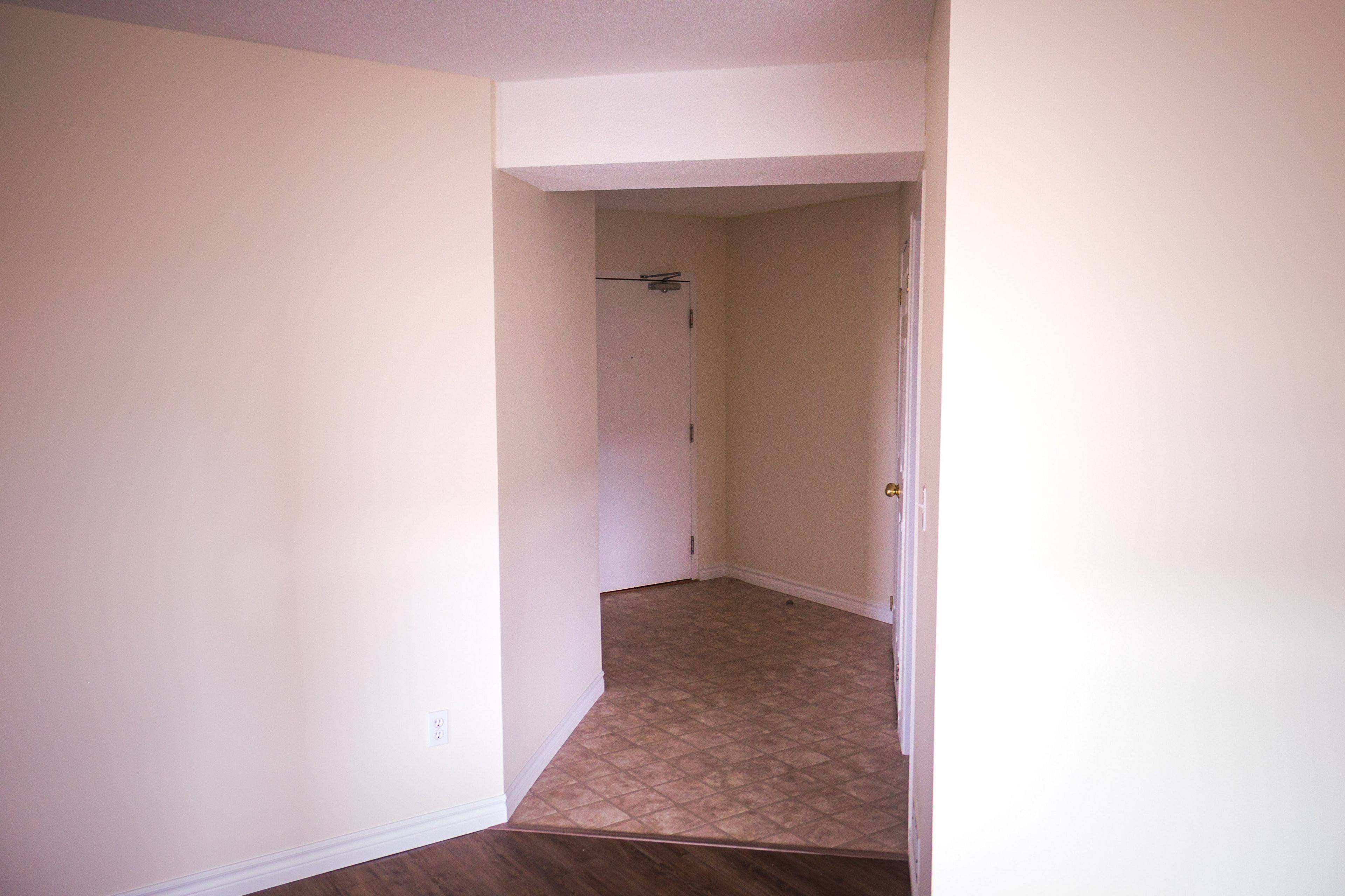 Barrie, ON L4N 1L9,143 Edgehill DR #401