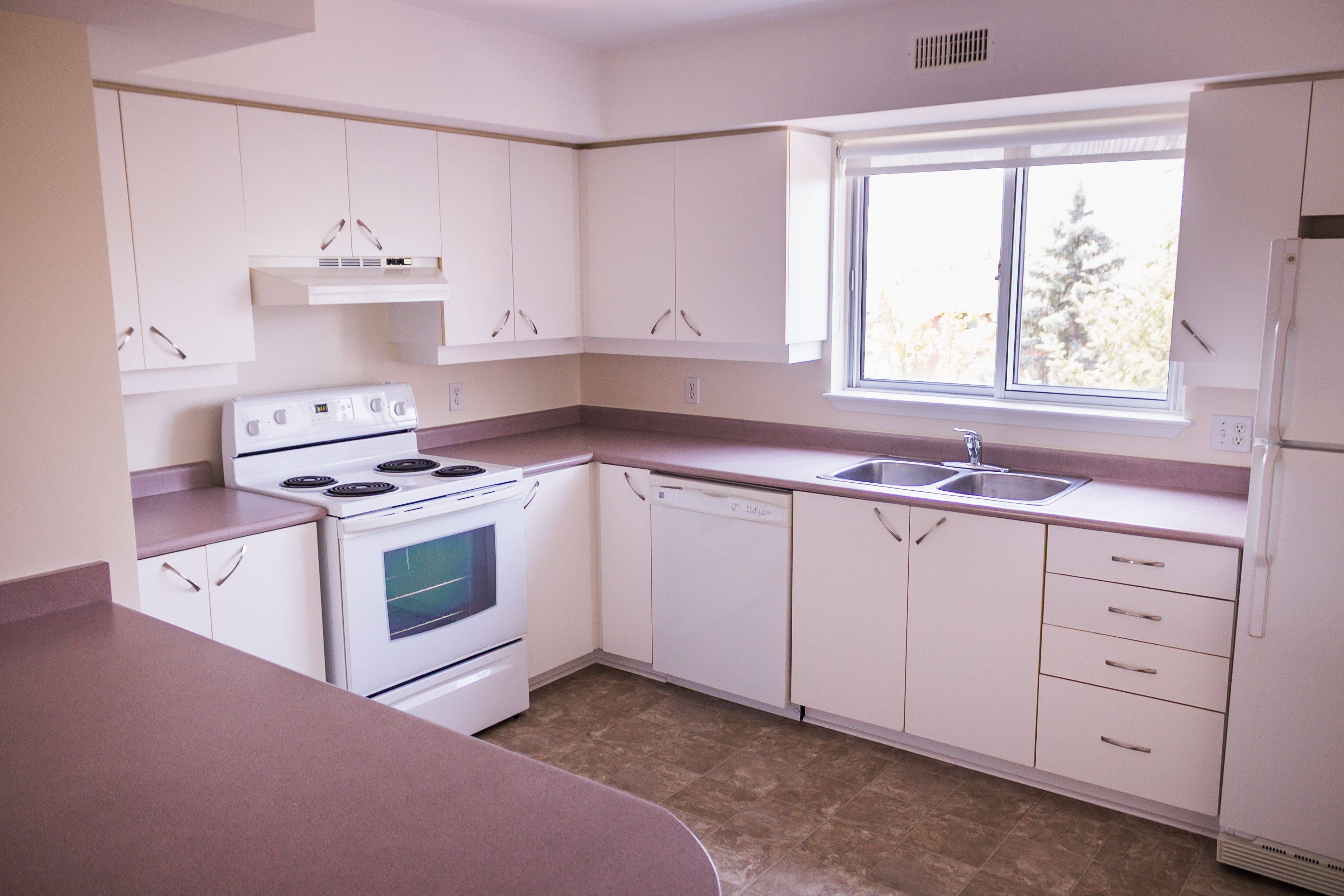Barrie, ON L4N 1L9,143 Edgehill DR #401