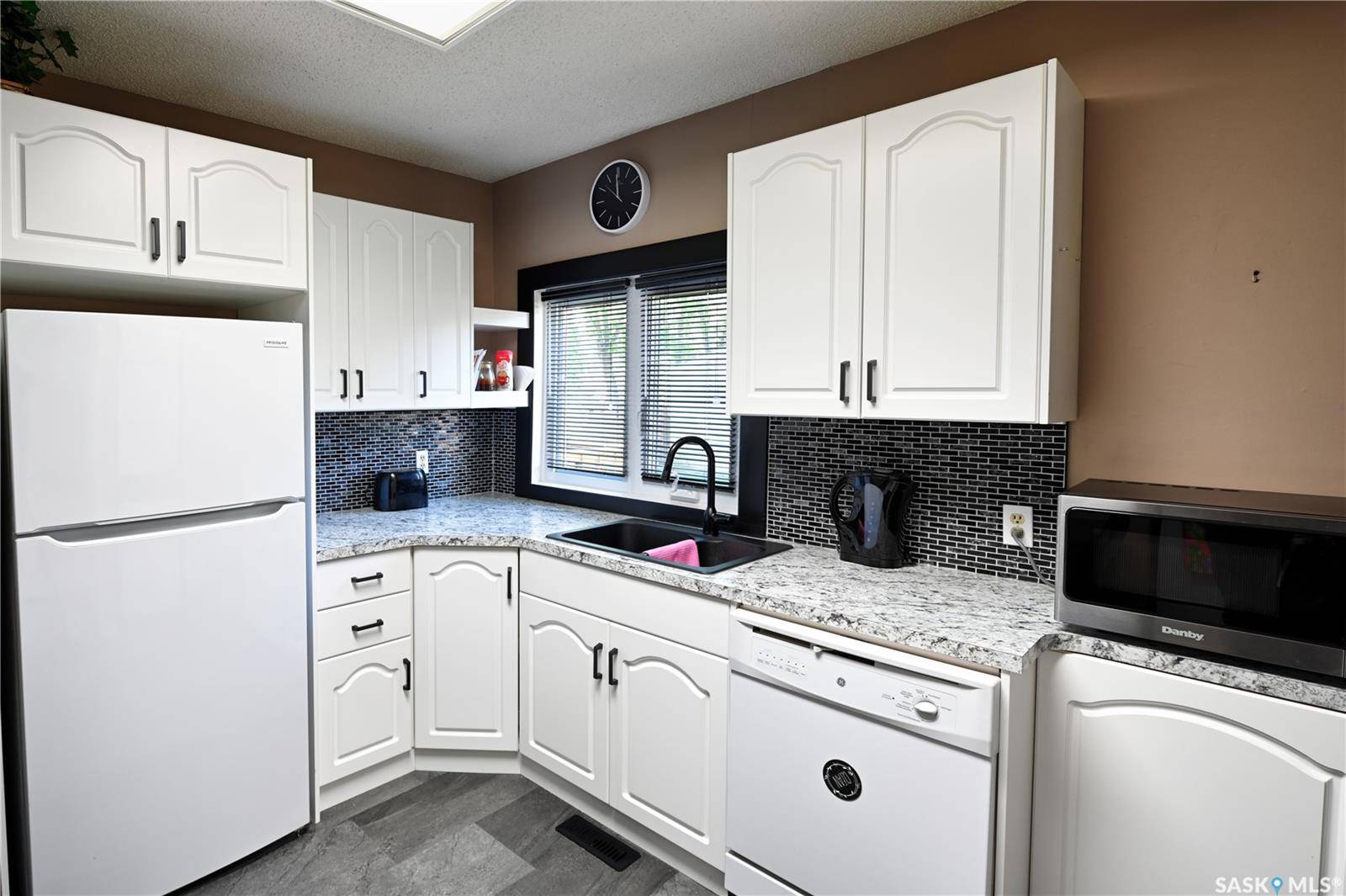 Saskatoon, SK S7M 2L3,727 M AVENUE S