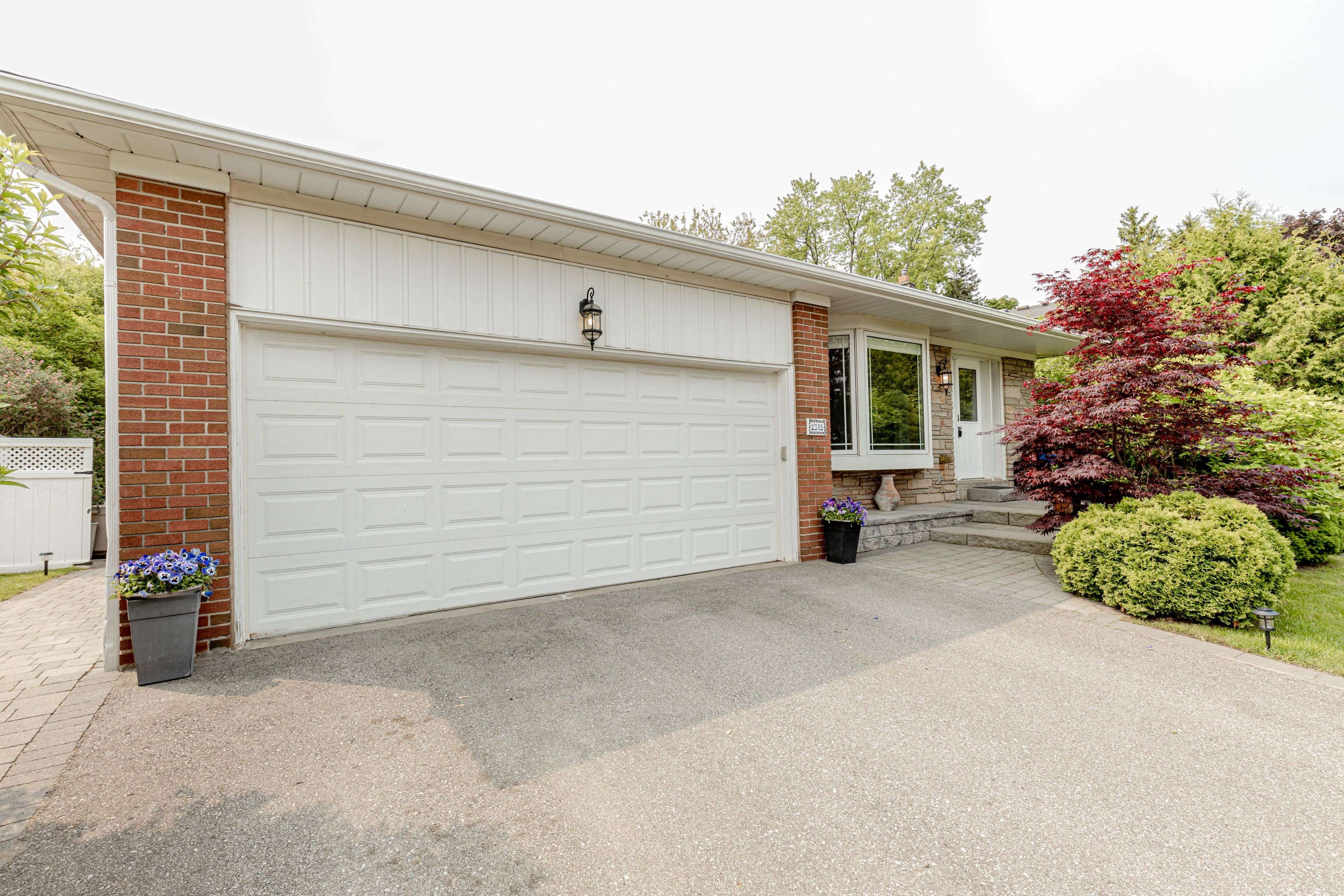 Oakville, ON L6L 2H8,2318 Yolanda DR
