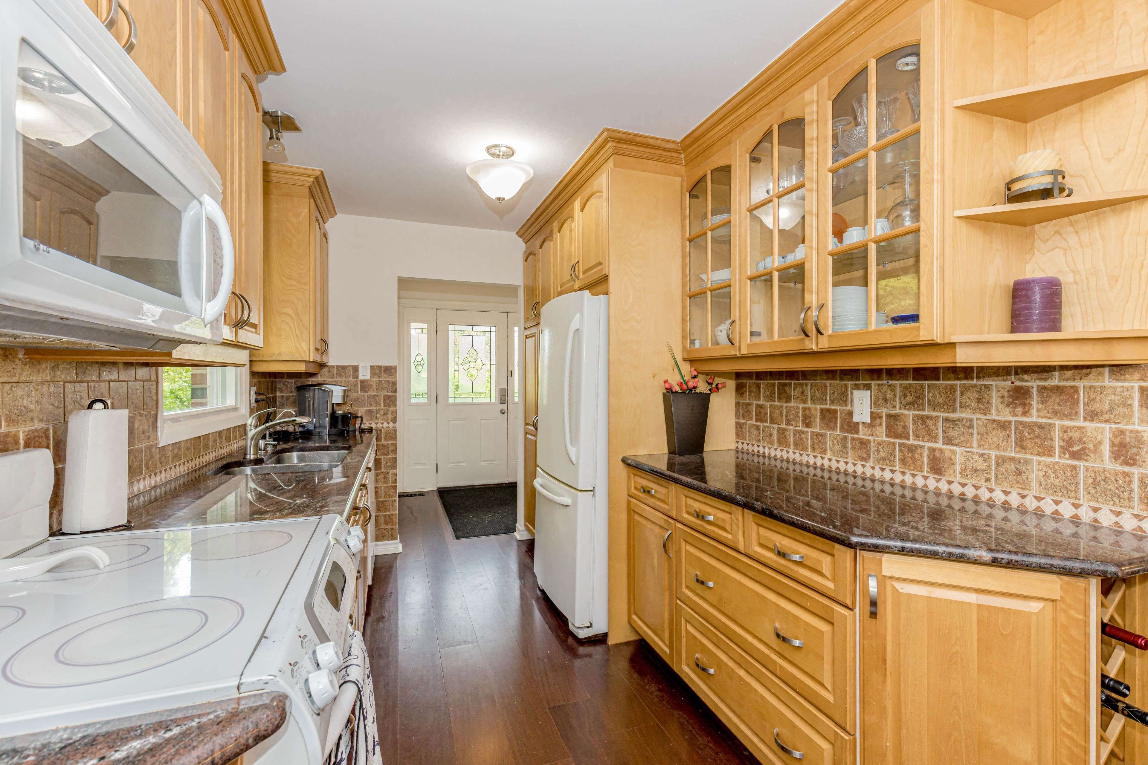 Oakville, ON L6L 2H8,2318 Yolanda DR