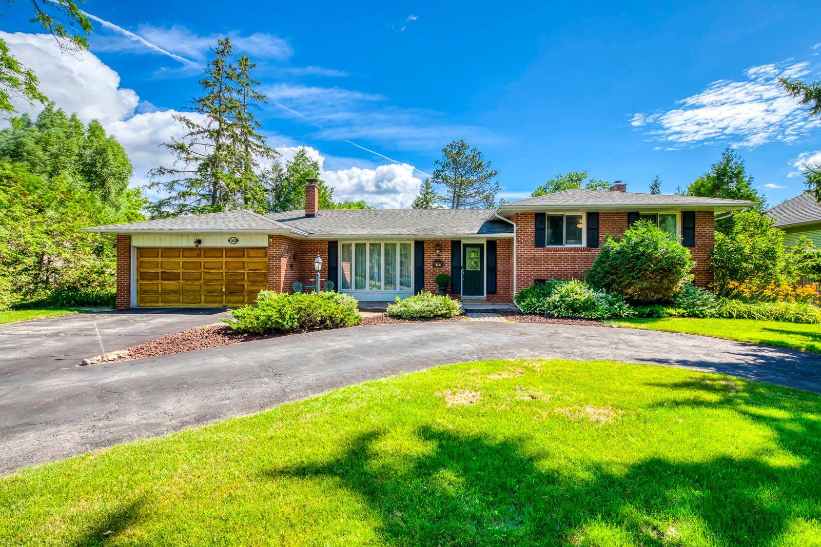 Oakville, ON L6L 1K8,1605 Venetia DR