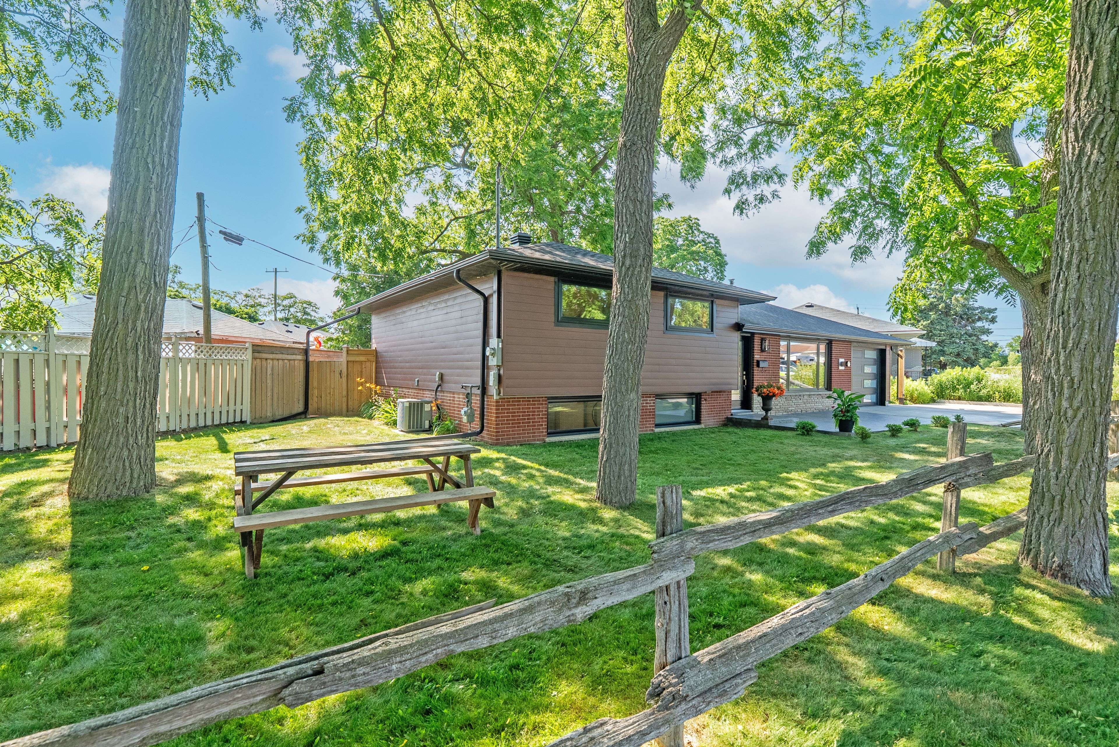 Oshawa, ON L1H 3W3,20 Sandra ST E