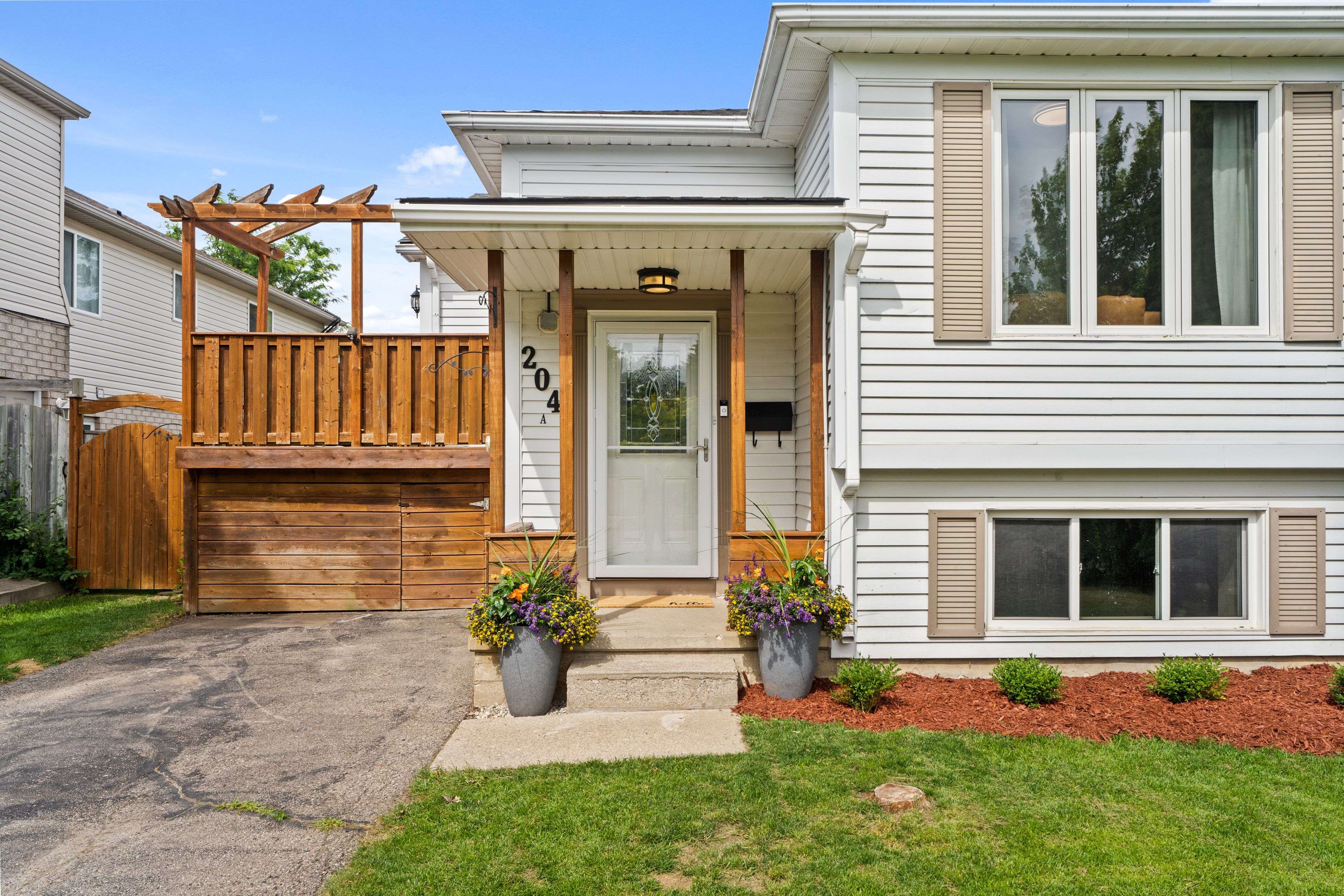 Waterloo, ON N2T 2M6,204A SPRINGFIELD CRES