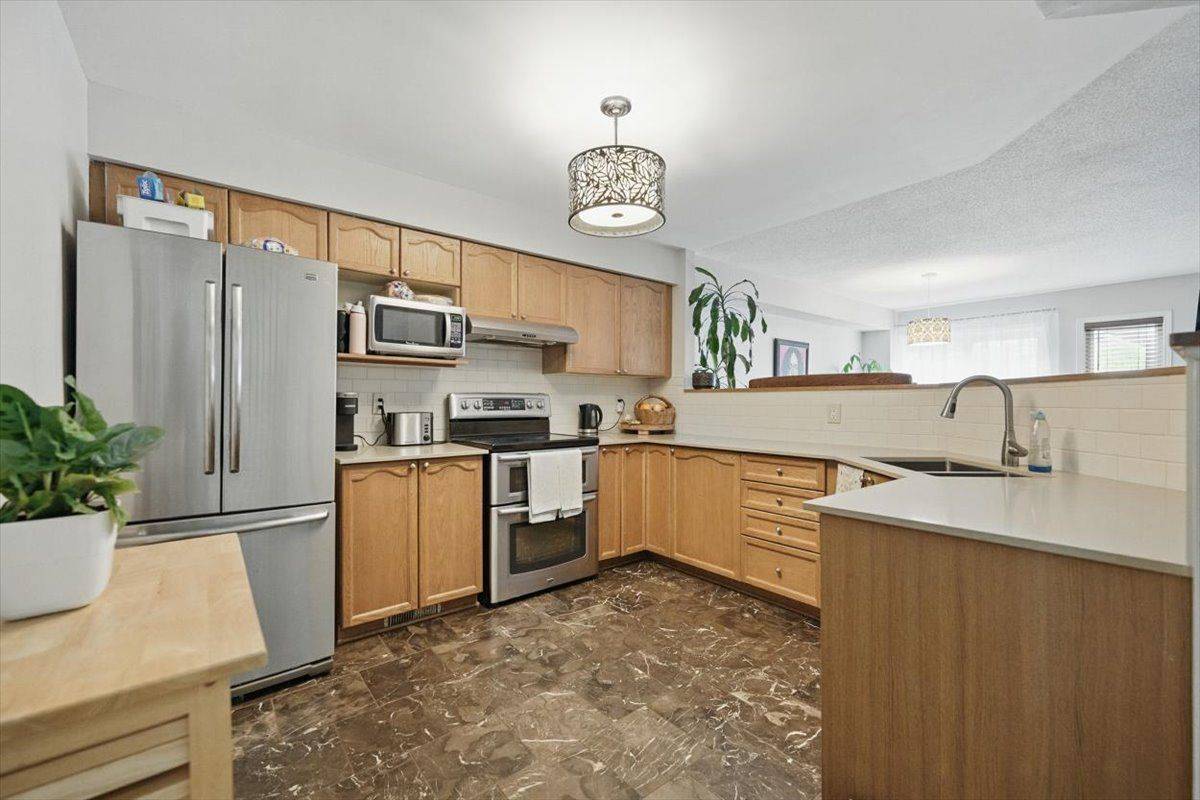 Alta Vista And Area, ON K1G 6P7,11 Great Oak Private