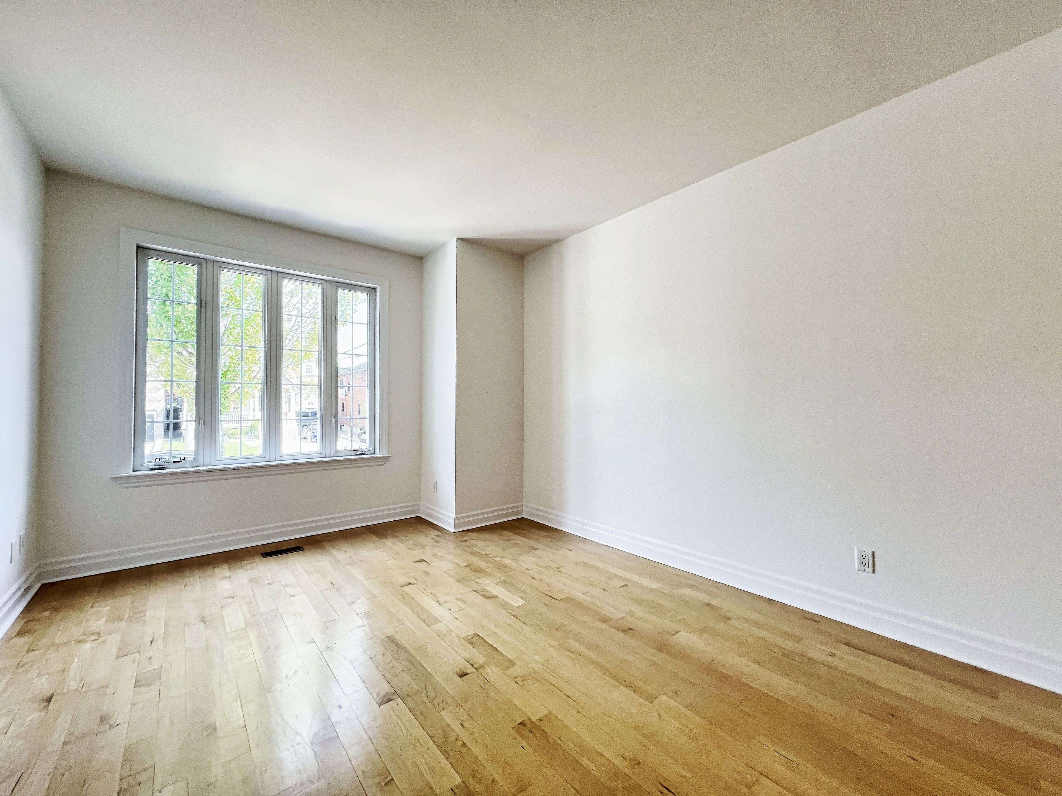 Toronto C11, ON M4G 2R7,507 Broadway AVE
