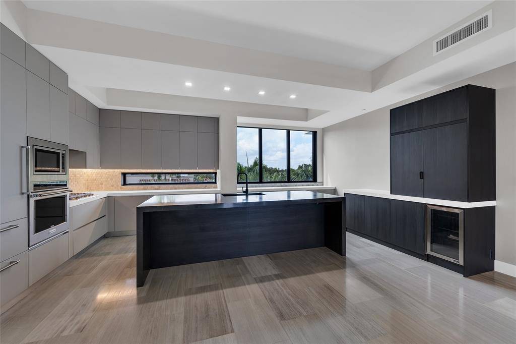 Fort Lauderdale, FL 33301,60 Hendricks Isle #402