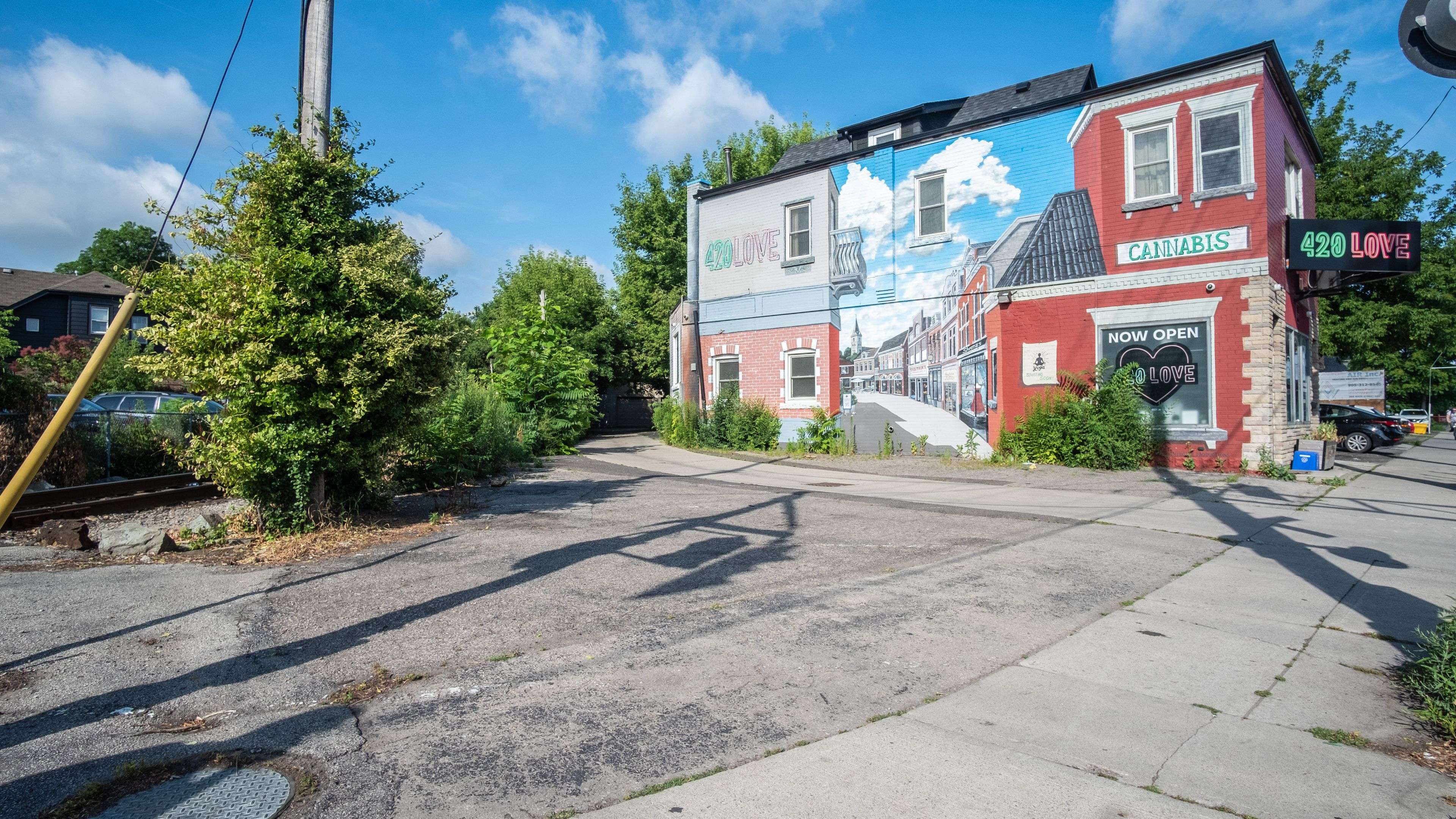 Hamilton, ON L8M 1M8,976 Main ST E