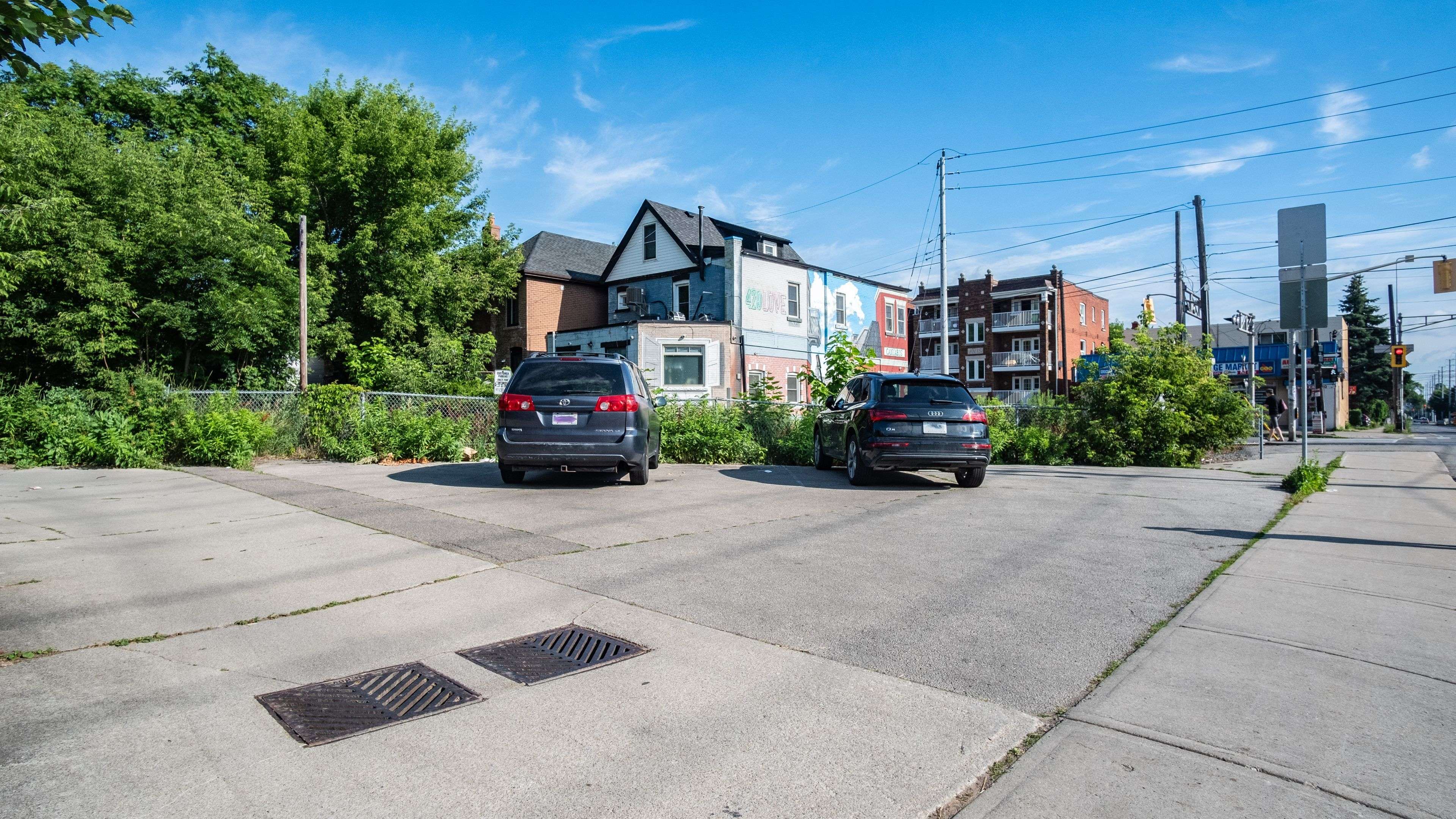 Hamilton, ON L8M 1M8,976 Main ST E