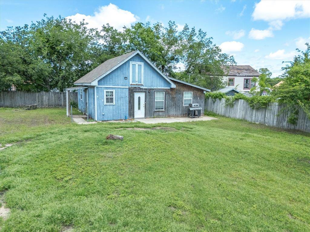 Bowie, TX 76230,206 Taylor Street