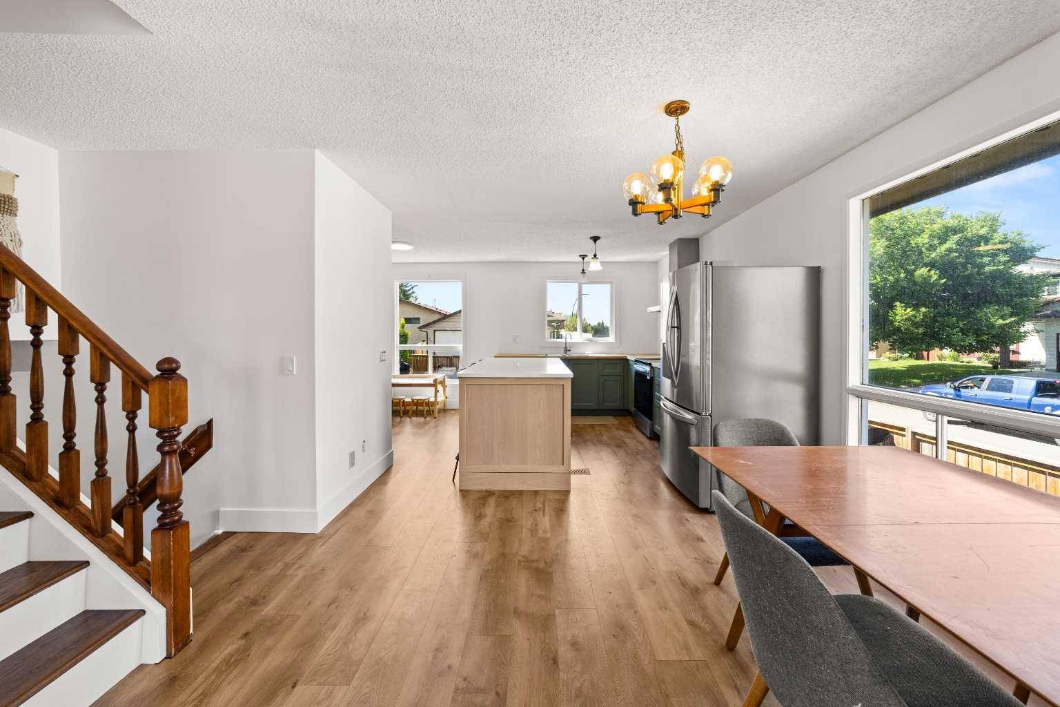 Calgary, AB T3K 2B3,3 Bernard CT NW