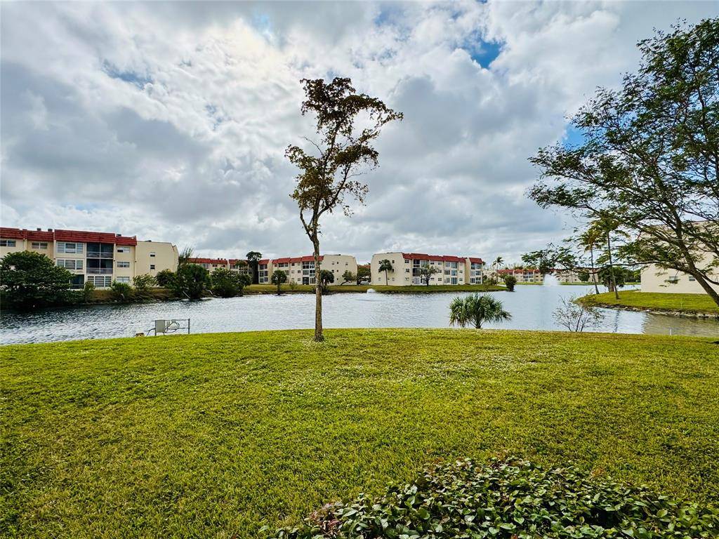 Sunrise, FL 33322,8000 Sunrise Lakes Dr #106