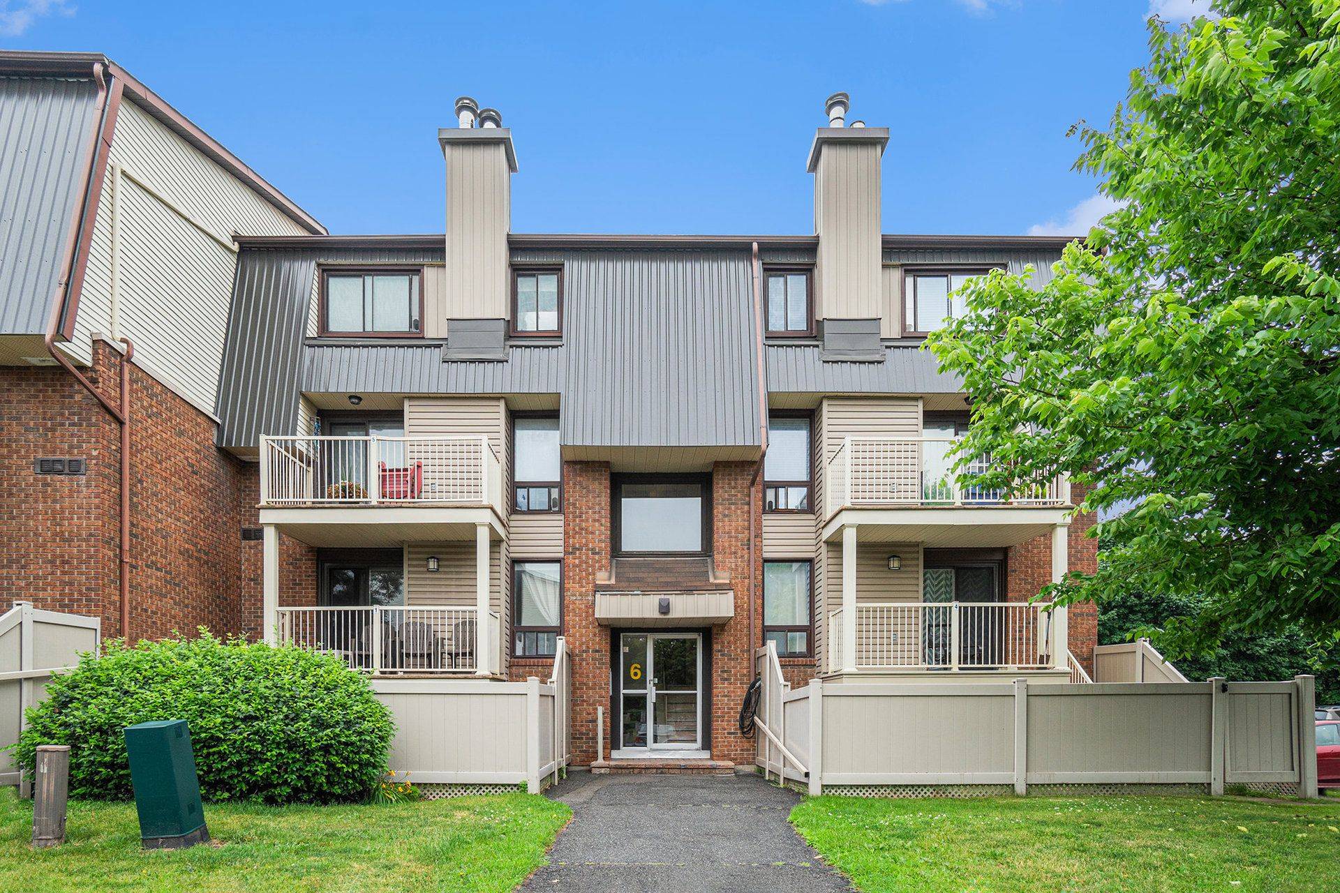 Barrhaven, ON K2J 2K4,6 Sweetbriar CIR #7