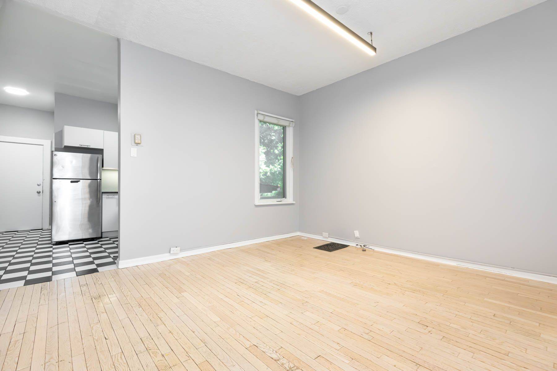 Toronto E01, ON M4L 1C5,1316 Queen ST E #Main