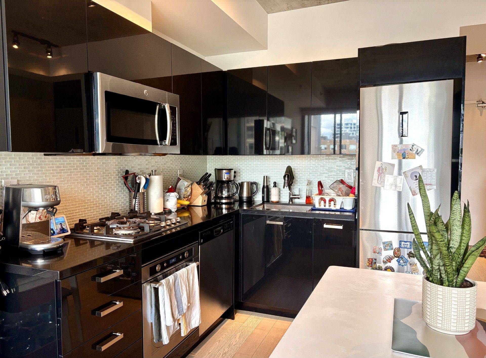 Toronto C01, ON M5V 2L9,39 Brant ST #707