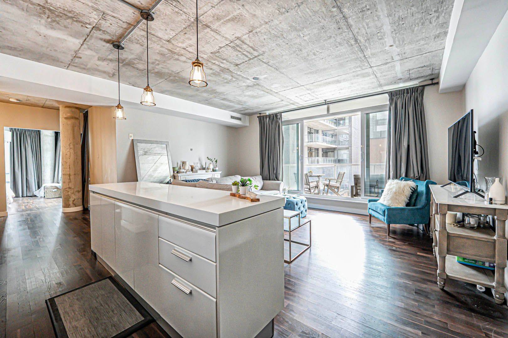 Toronto C01, ON M5V 2M9,75 Portland ST #424