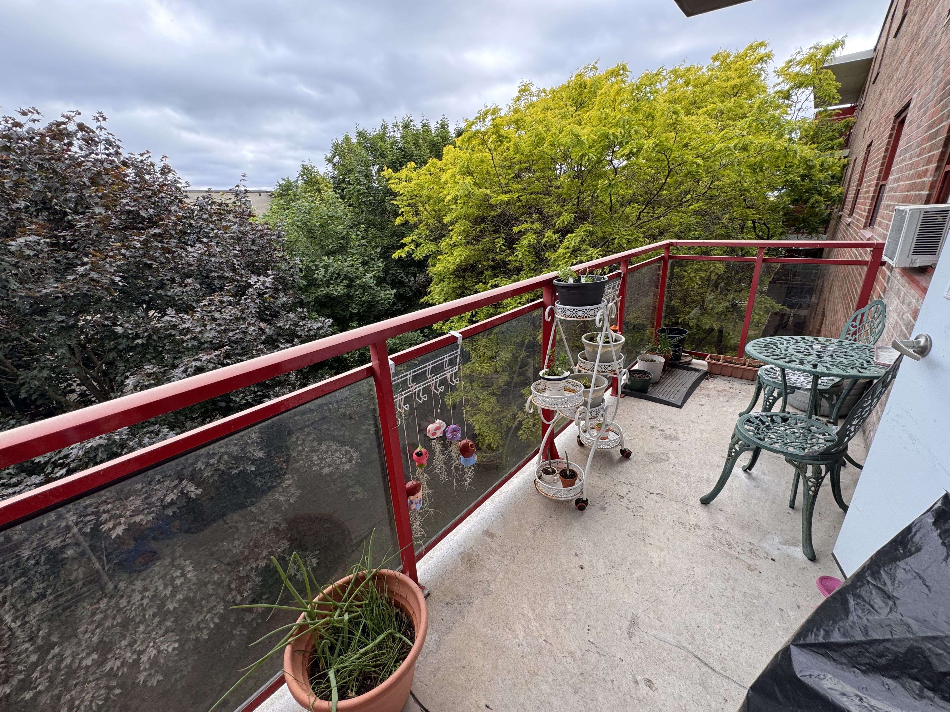 Oshawa, ON L1J 5Z5,900 Glen ST #414